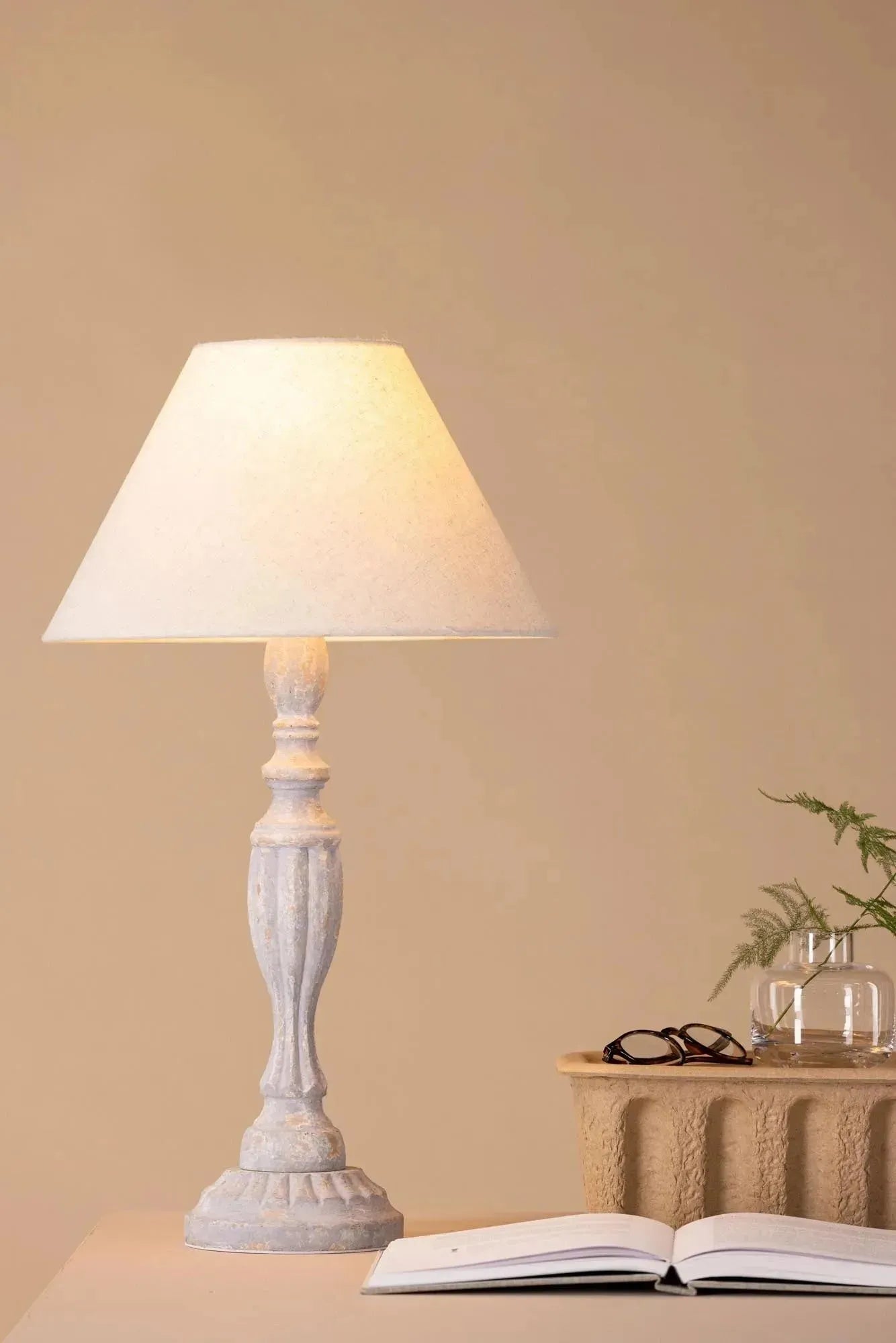 Elegante Tischleuchte Caen: Modernes Design für stilvolle Räume.