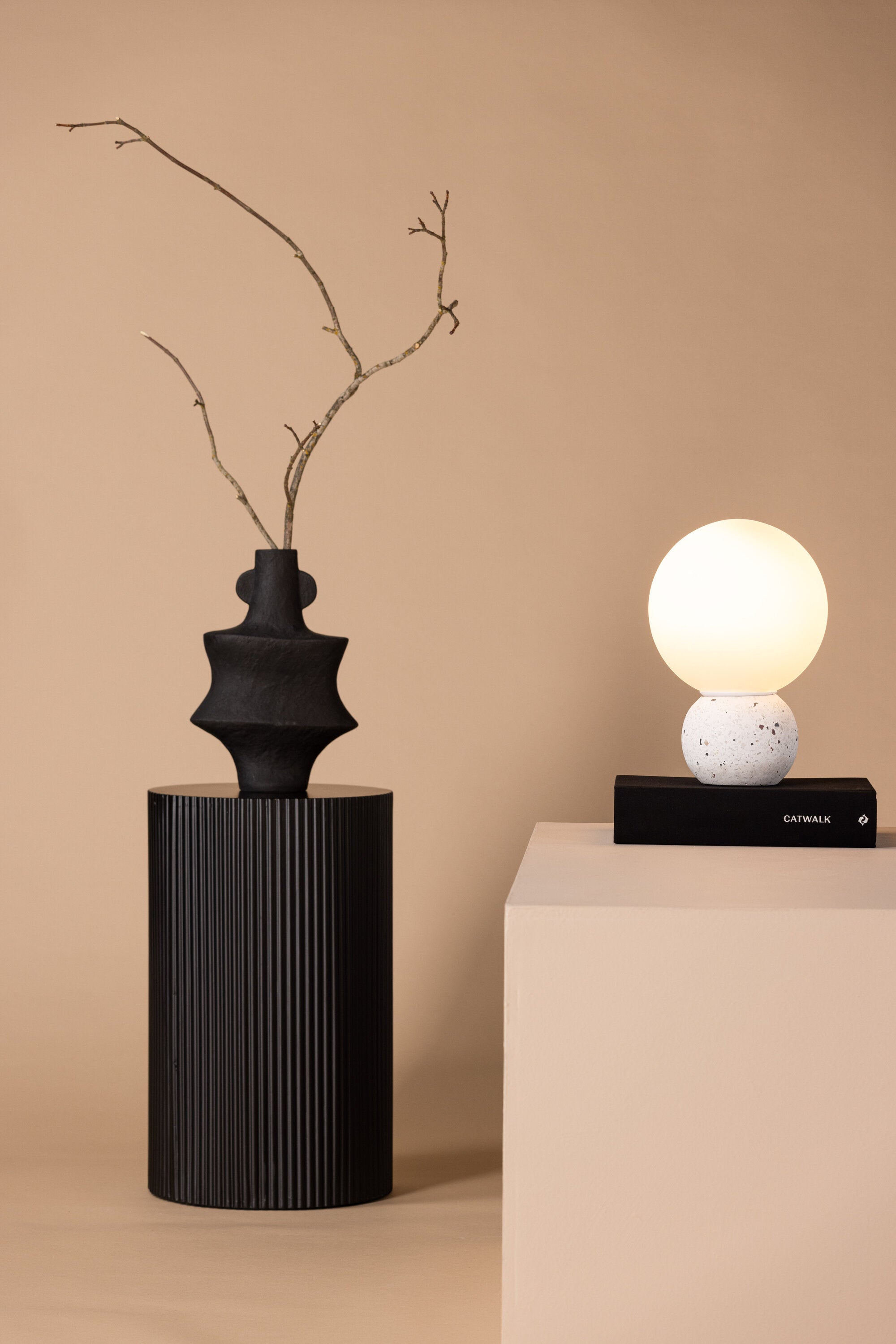 Metz Tischleuchte in Weiss präsentiert im Onlineshop von KAQTU Design AG. Tischleuchte ist von Venture Home