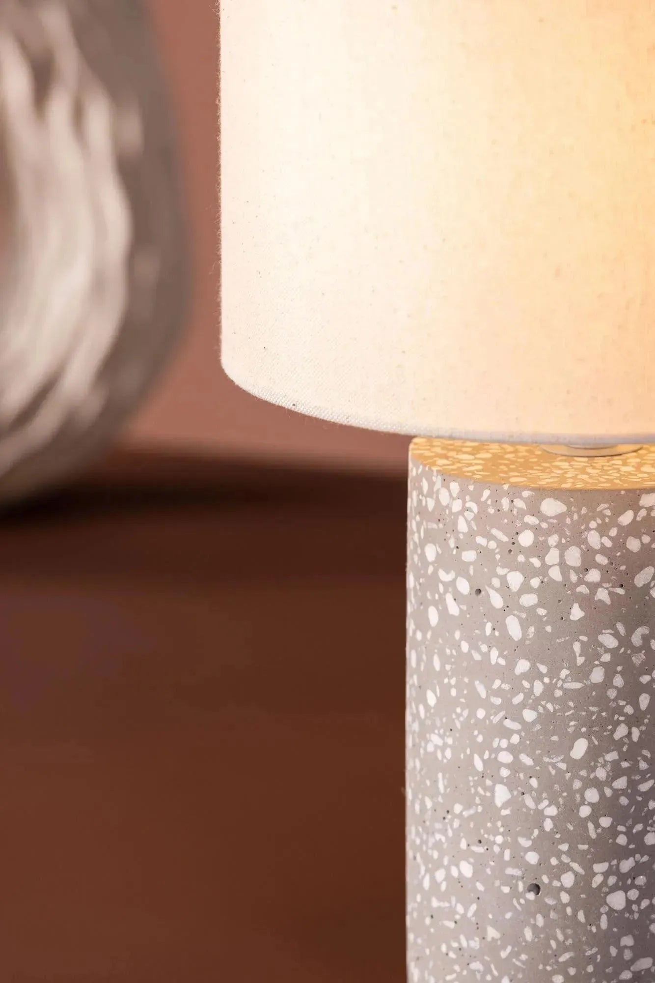 Stilvolle Dijon Tischlampe von Venture Home mit modernem Terrazzo-Fuß.