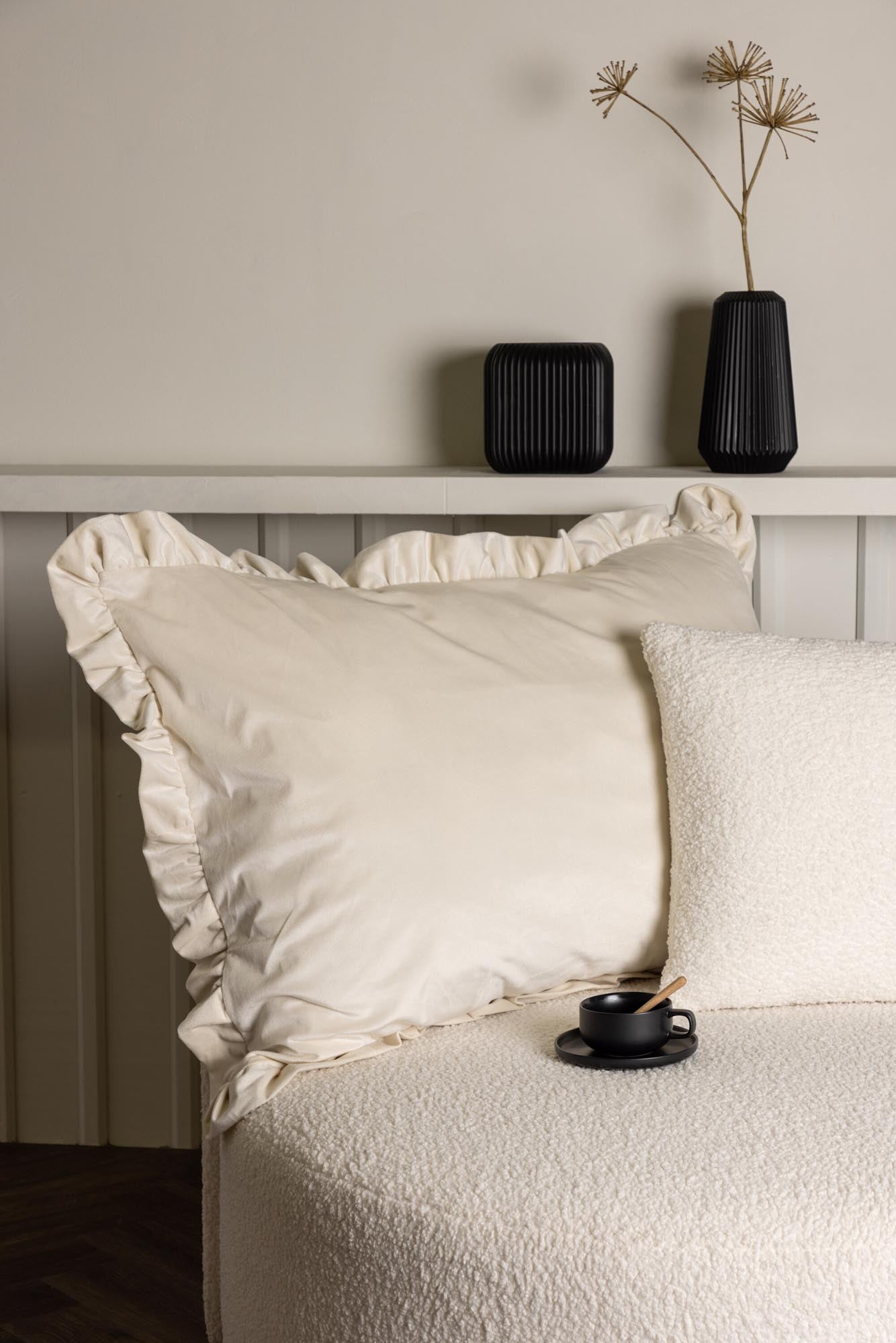 Hailey Kissenbezug in Weiss präsentiert im Onlineshop von KAQTU Design AG. Kissenbezug ist von Venture Home