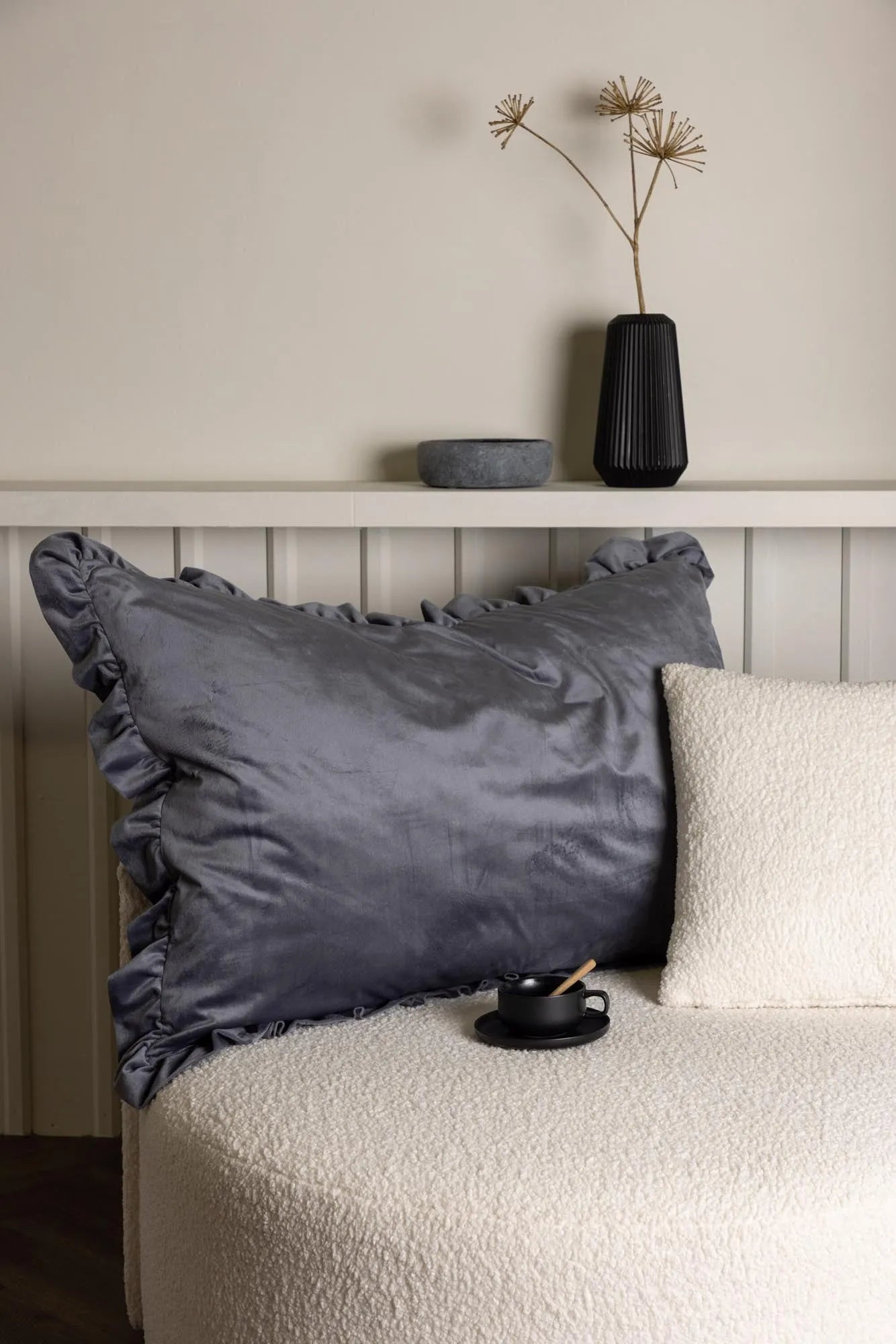Luxuriöser Hailey Kissenbezug von Venture Home in sanftem Beige.
