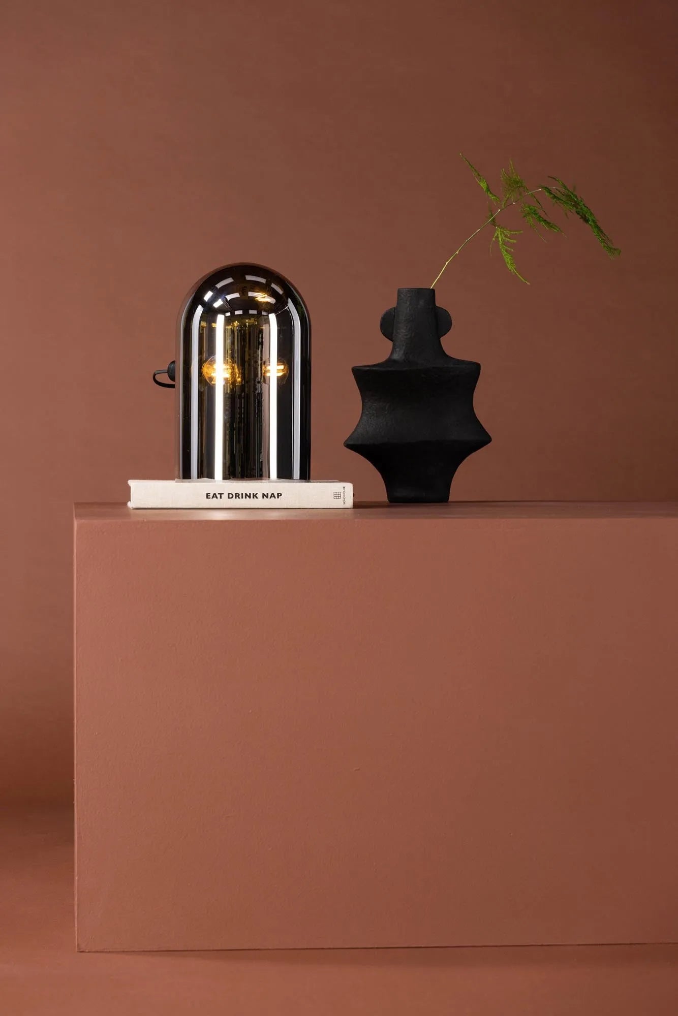 Elegante Quentin Tischleuchte: Modernes Design trifft auf sanftes Licht.