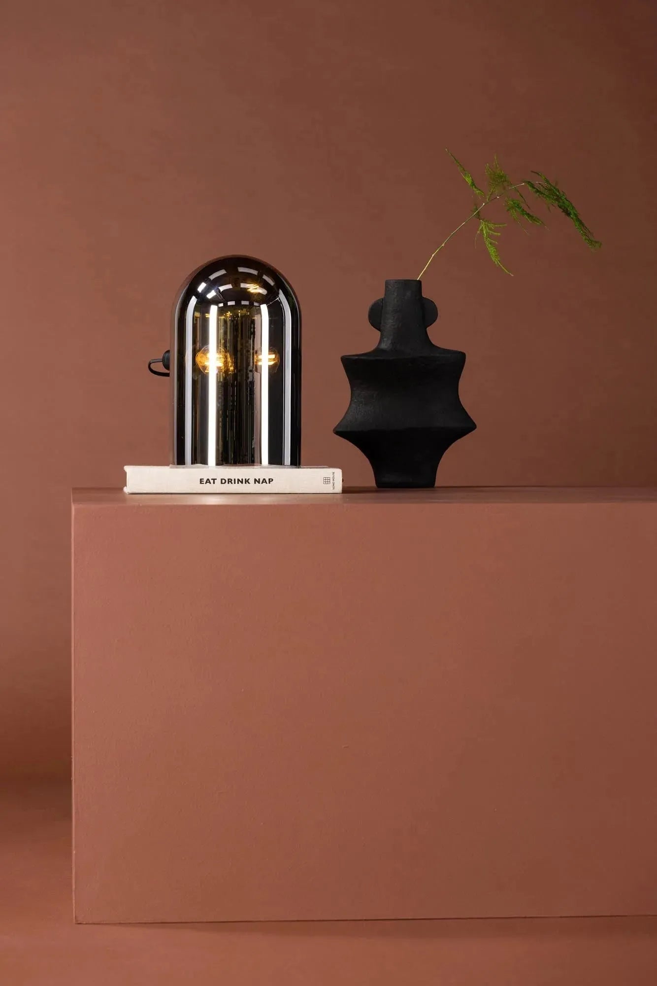 Elegante Quentin Tischleuchte: Modernes Design trifft auf sanftes Licht.
