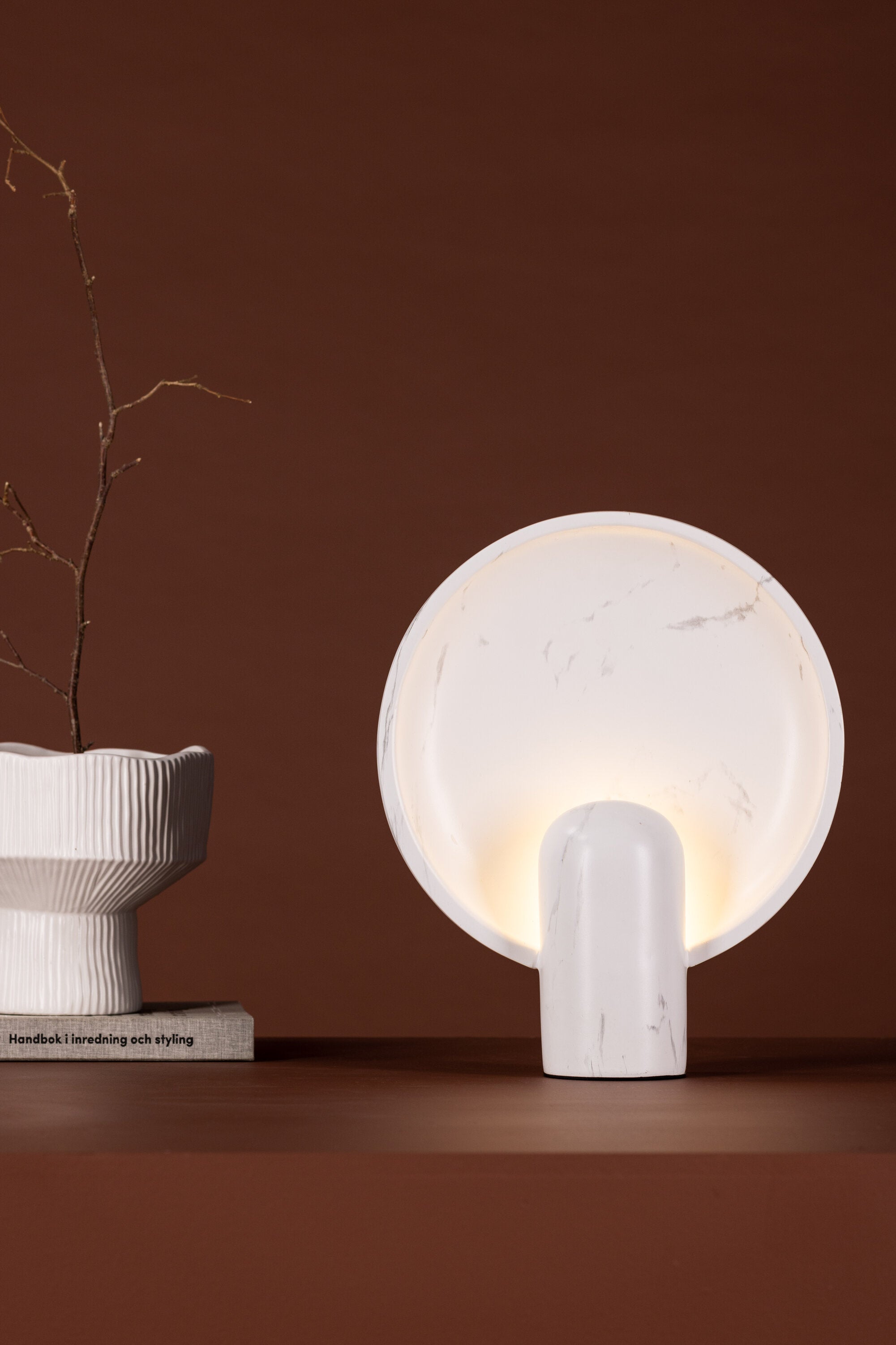 Angers Lampe in Weiss präsentiert im Onlineshop von KAQTU Design AG. Tischleuchte ist von Venture Home