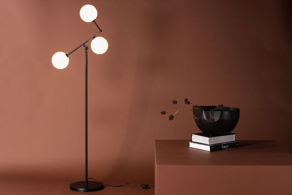 Marsan Stehleuchte in Schwarz präsentiert im Onlineshop von KAQTU Design AG. Stehleuchte ist von Venture Home