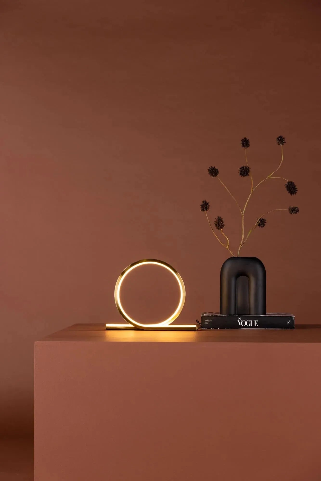 Elegante Saunier Tischleuchte aus goldfarbenem Aluminium, schafft eine einladende Atmosphäre mit stilvollem, modernem Design.