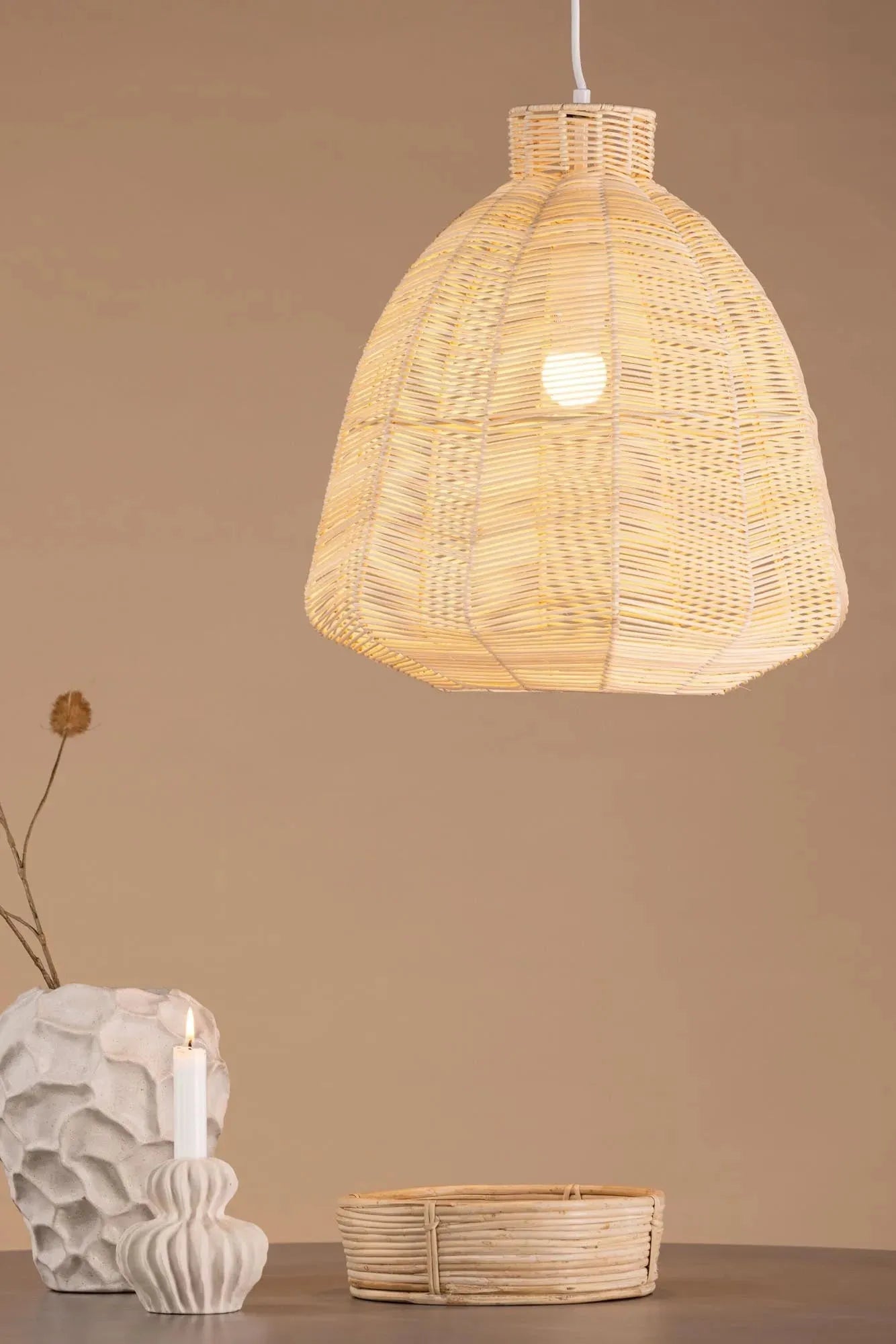 Elegante Rattan-Pendelleuchte von Venture Home für stilvolle Räume.