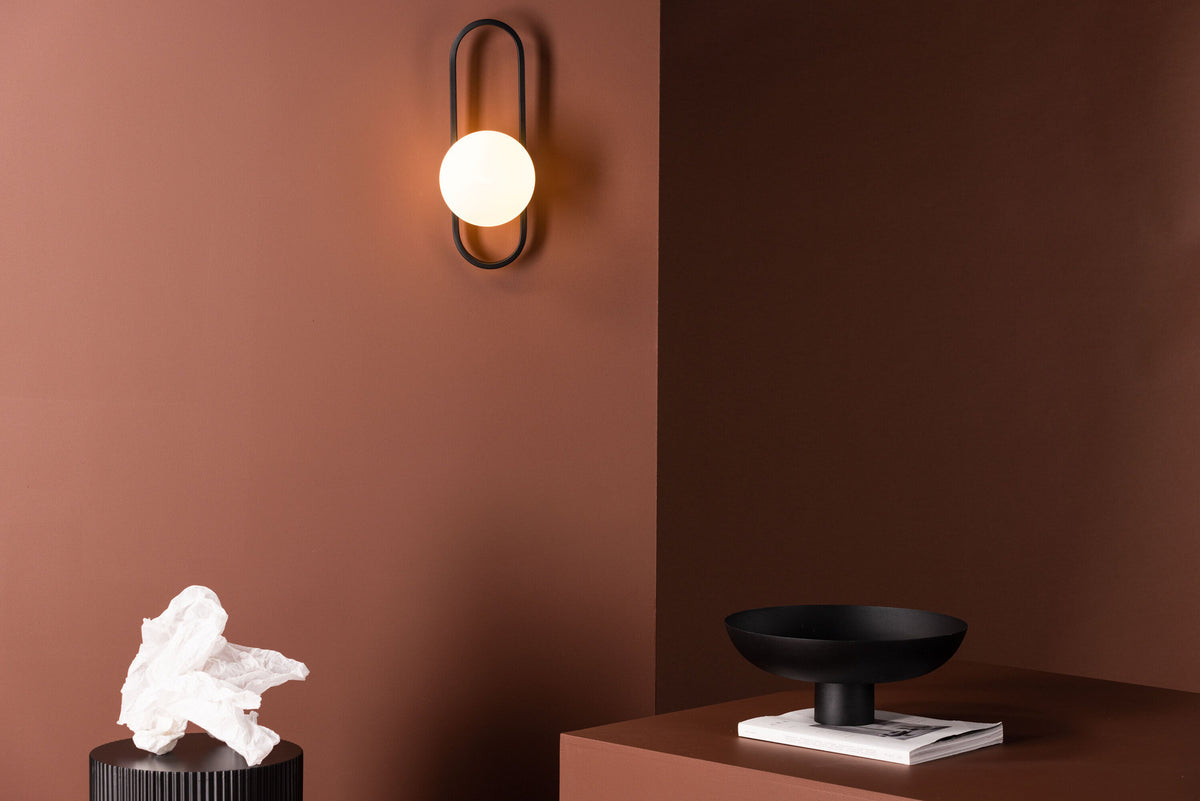 Alpes Wandleuchte in Schwarz präsentiert im Onlineshop von KAQTU Design AG. Wandleuchte ist von Venture Home