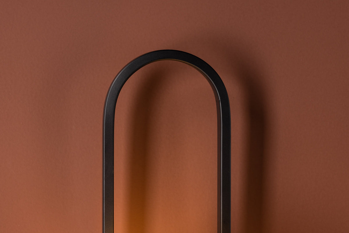 Alpes Wandleuchte in Schwarz präsentiert im Onlineshop von KAQTU Design AG. Wandleuchte ist von Venture Home