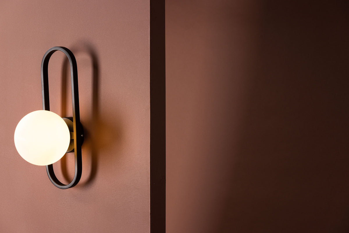 Alpes Wandleuchte in Schwarz präsentiert im Onlineshop von KAQTU Design AG. Wandleuchte ist von Venture Home