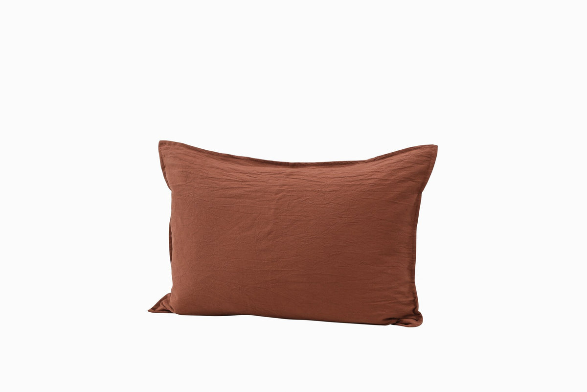 Beiger Kissenbezug Ronja aus 100 % Baumwolle, quadratische Form 45 x 45 cm, mit Reissverschluss und Passepoil-Rand auf der Rückseite.