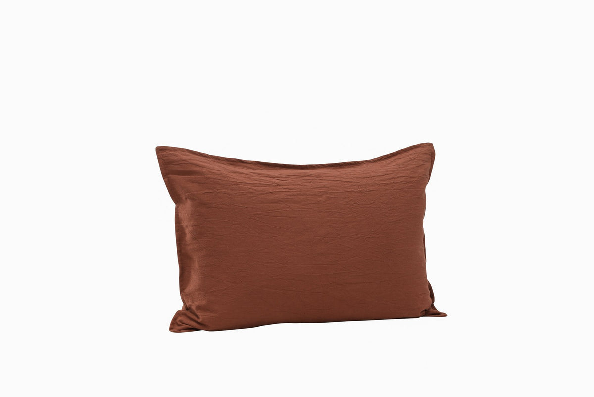 Beiger Kissenbezug Ronja aus 100 % Baumwolle, quadratische Form 45 x 45 cm, mit Reissverschluss und Passepoil-Rand auf der Rückseite.