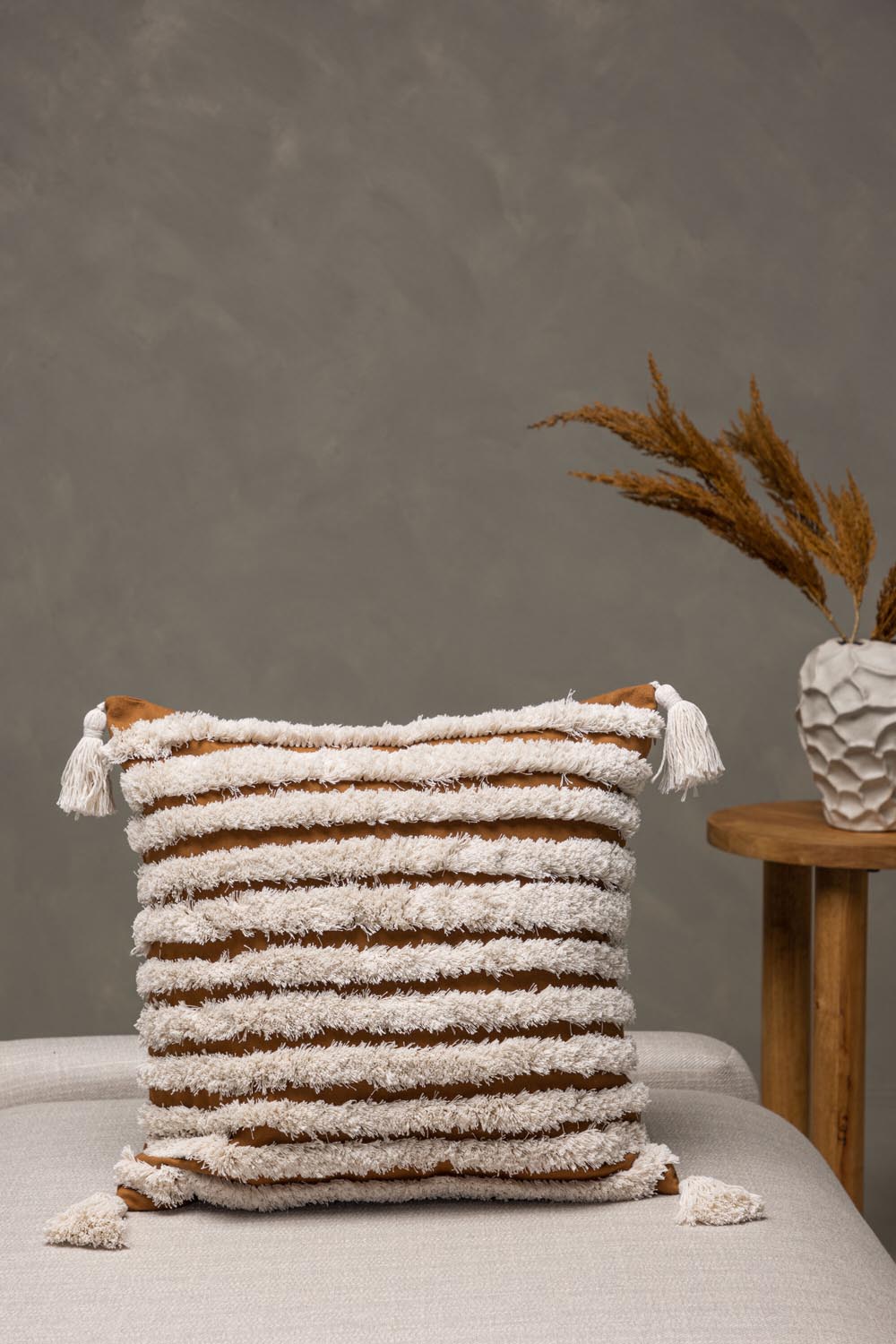 Elina Kissenbezug in Braun präsentiert im Onlineshop von KAQTU Design AG. Deko Kissenbezug ist von Venture Home