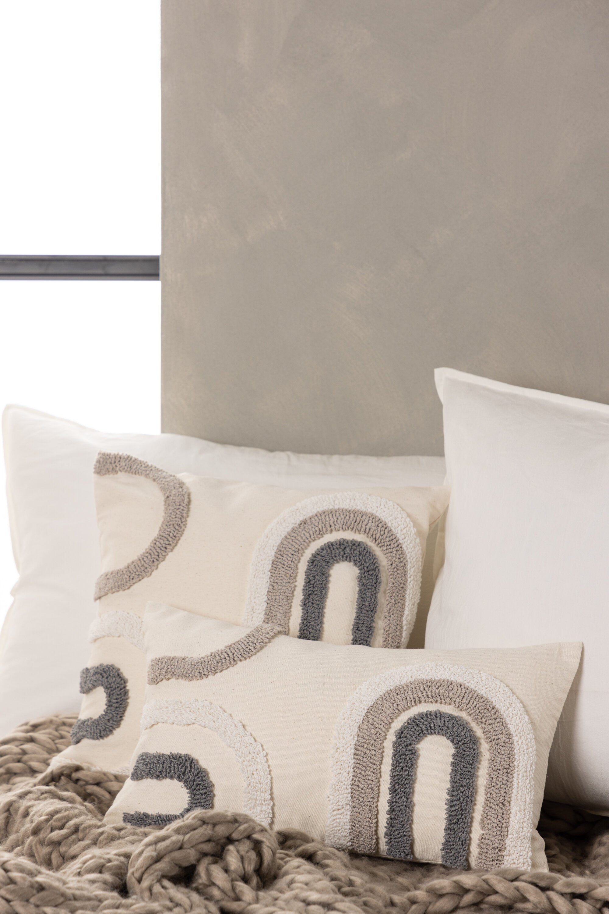 Cornelia Kissenbezug in Braun präsentiert im Onlineshop von KAQTU Design AG. Deko Kissenbezug ist von Venture Home