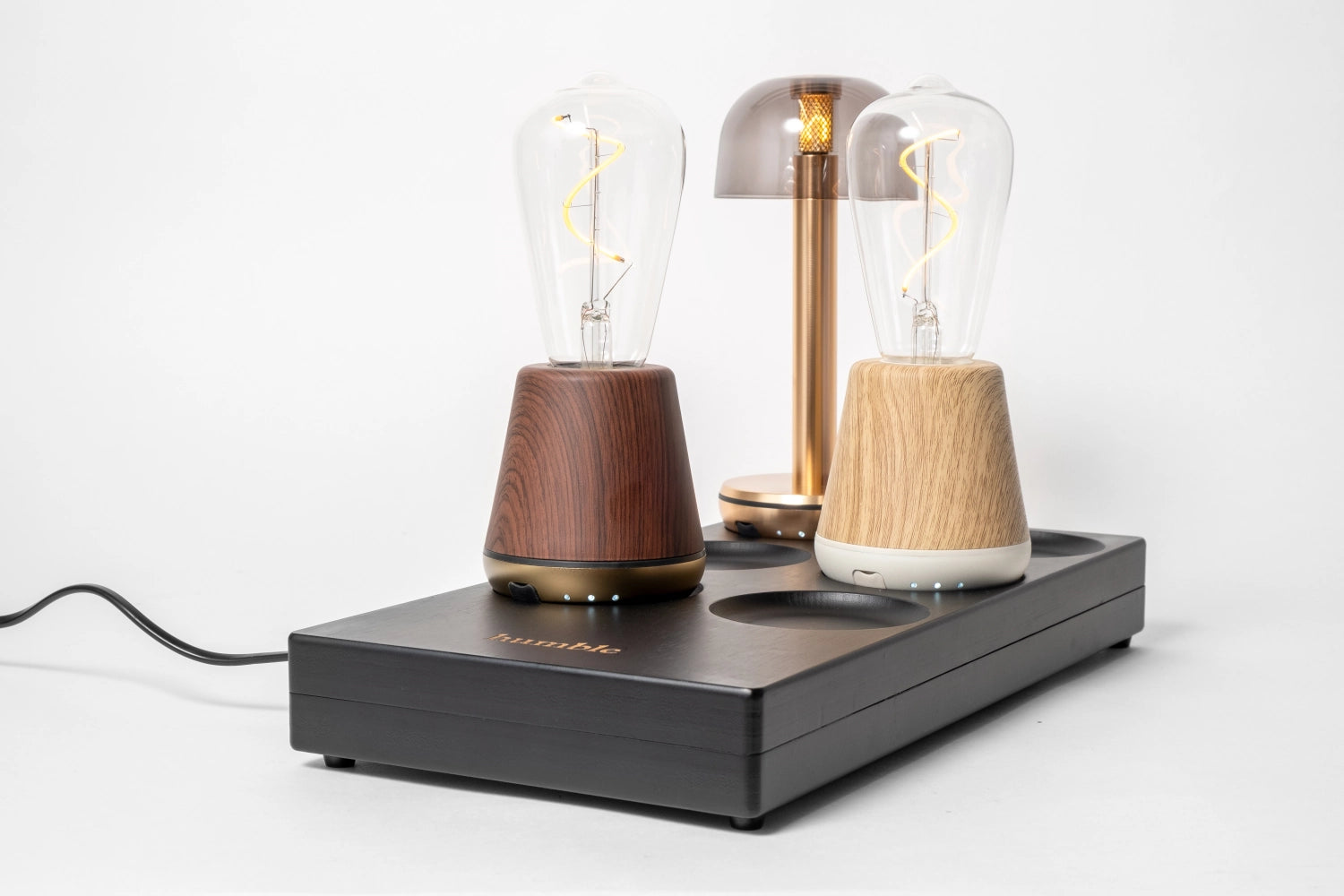 Elegantes schwarzes 6-in-1 Wireless Charger Dock von Humble Light, ideal für schnelles und effizientes Laden mehrerer Geräte.