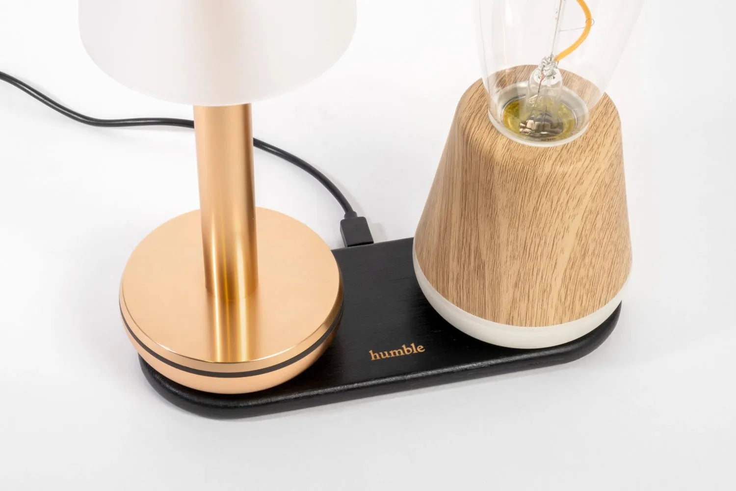 Eleganter Wireless Charger für zwei Geräte, kompakt und stilvoll, 19.1x7.5x1.1 cm, von Humble Light, ideal für modernes Laden.