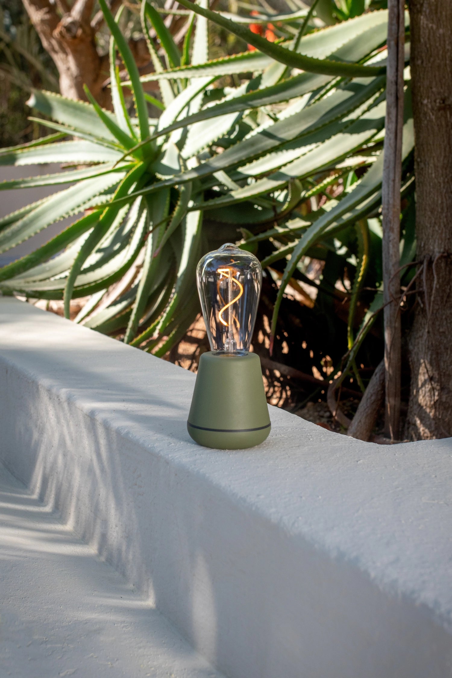Moderne Outdoor Tischleuchte in Moosgrün von Humble Light, ideal für stimmungsvolle Beleuchtung im Garten, wetterfest nach IP65.