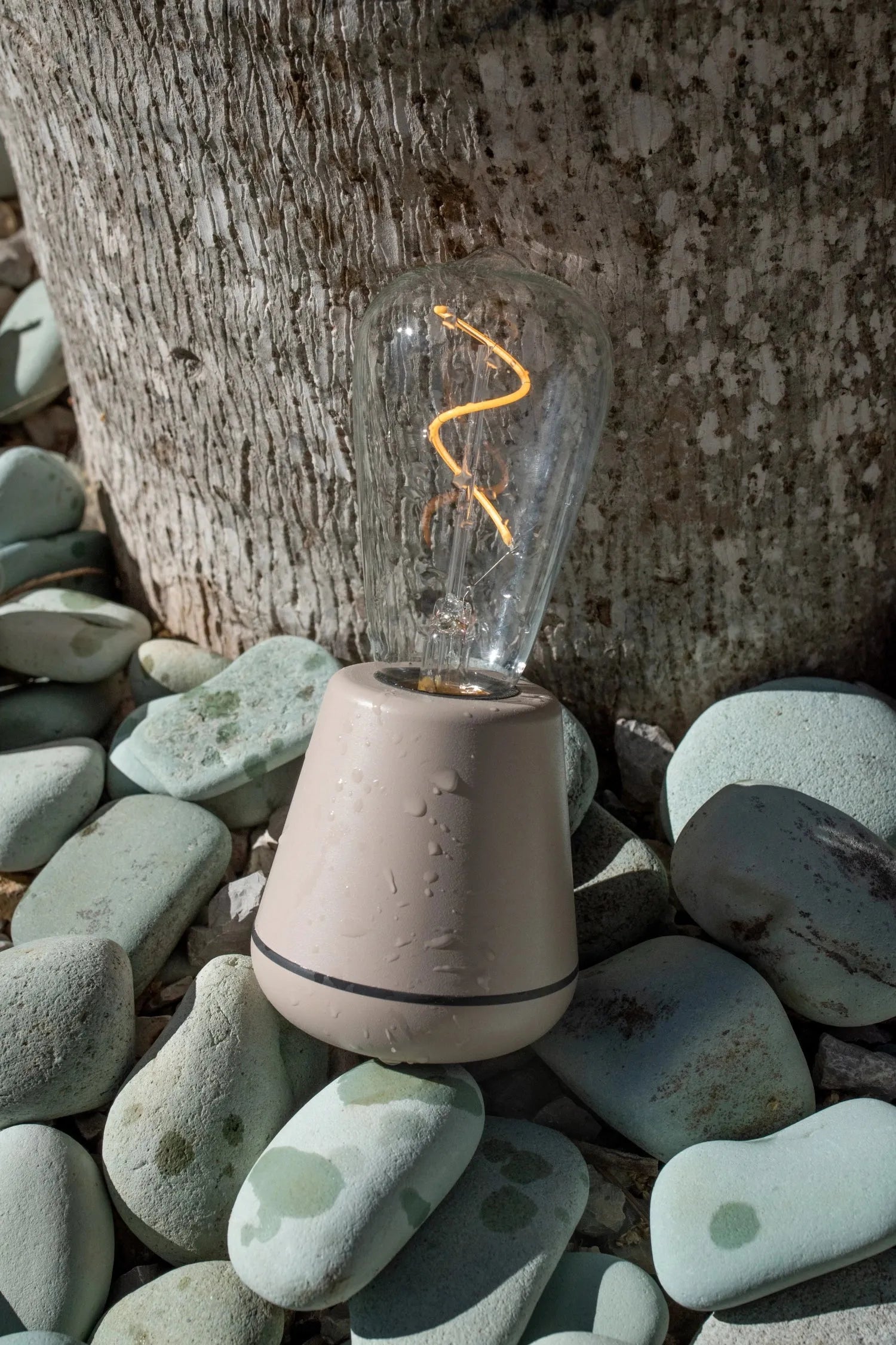 Humble One: Wetterfeste Leinen-Tischlampe für stilvolle Außenbereiche.