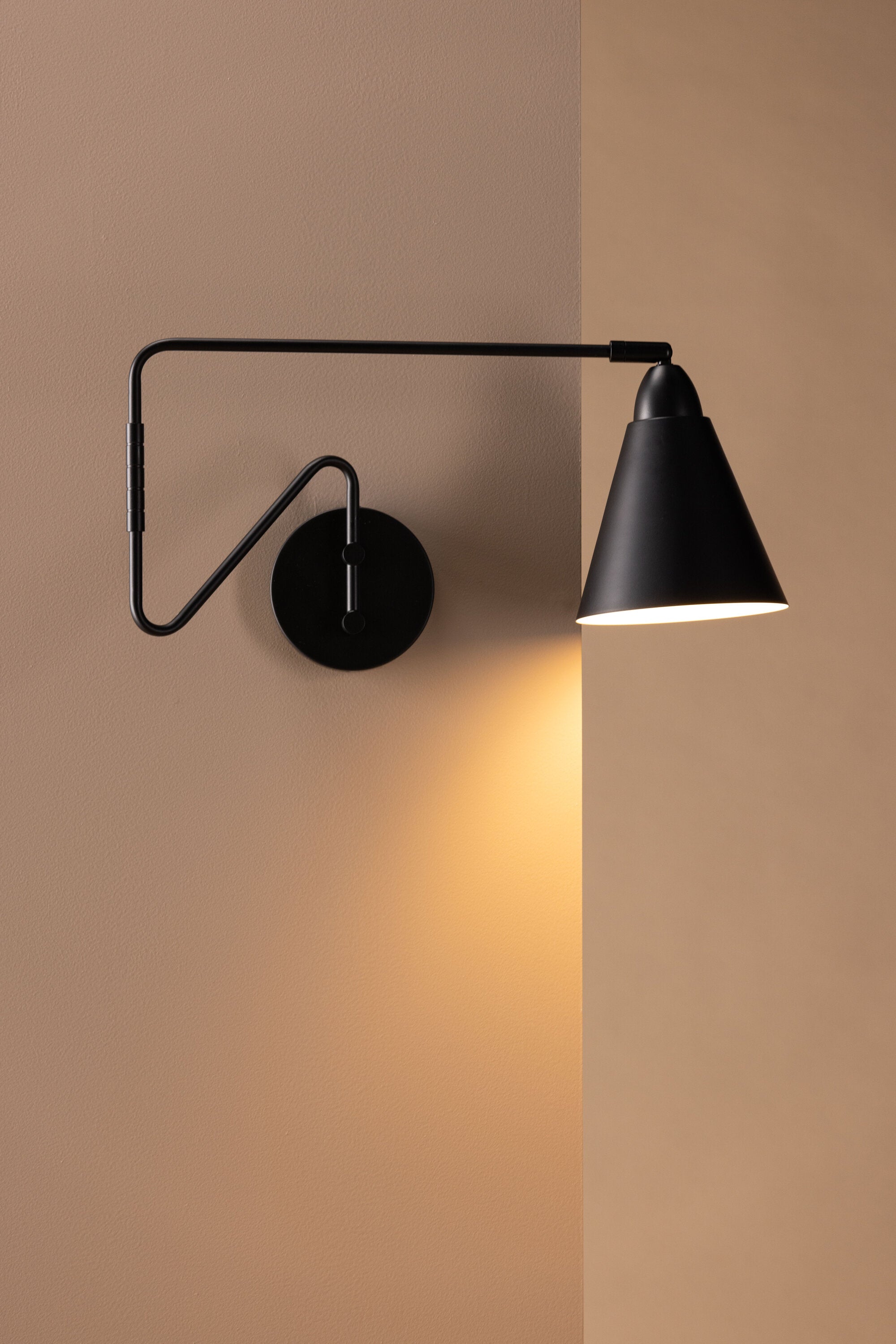 Amicola Wandleuchte in Schwarz präsentiert im Onlineshop von KAQTU Design AG. Wandleuchte ist von Venture Home