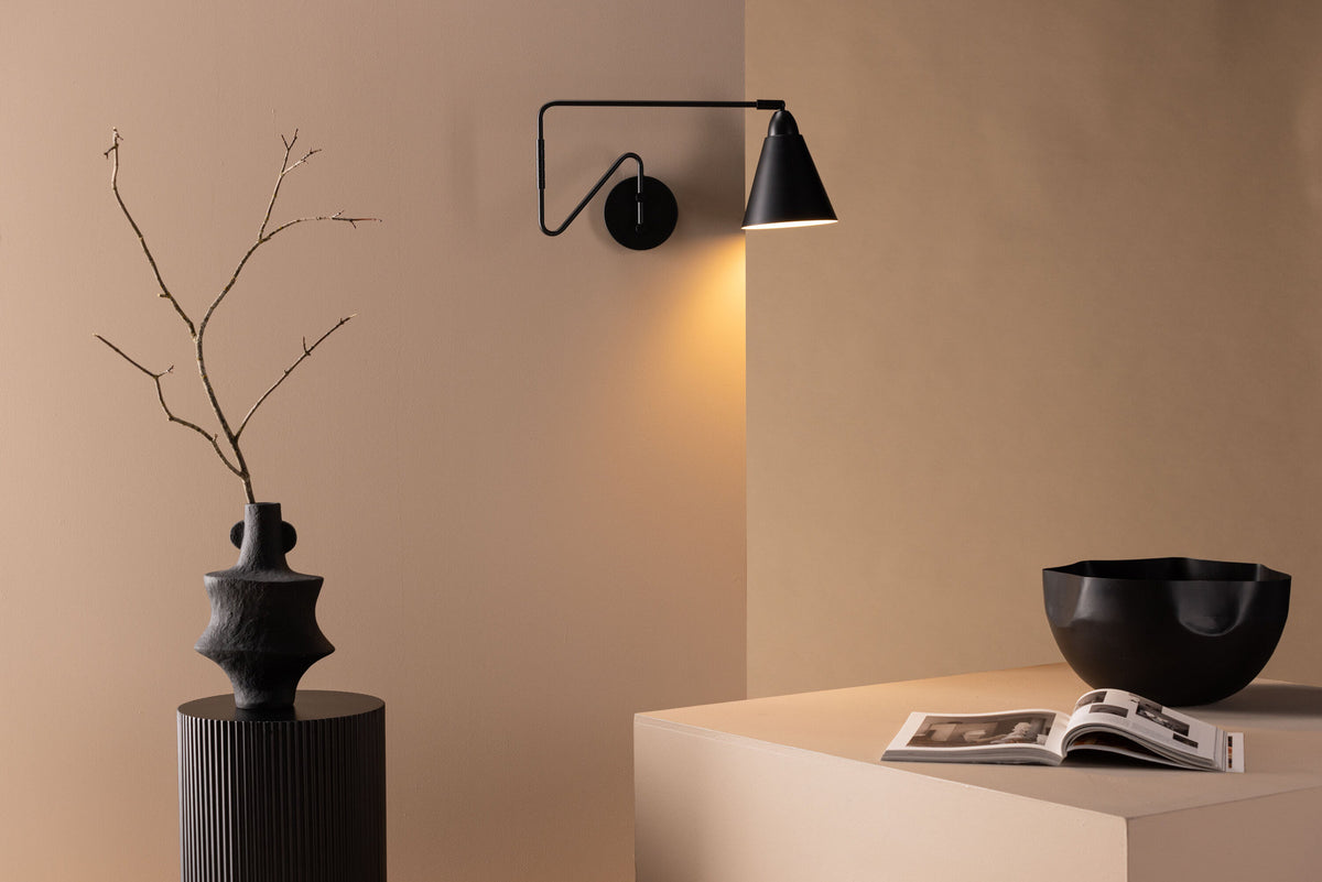 Amicola Wandleuchte in Schwarz präsentiert im Onlineshop von KAQTU Design AG. Wandleuchte ist von Venture Home