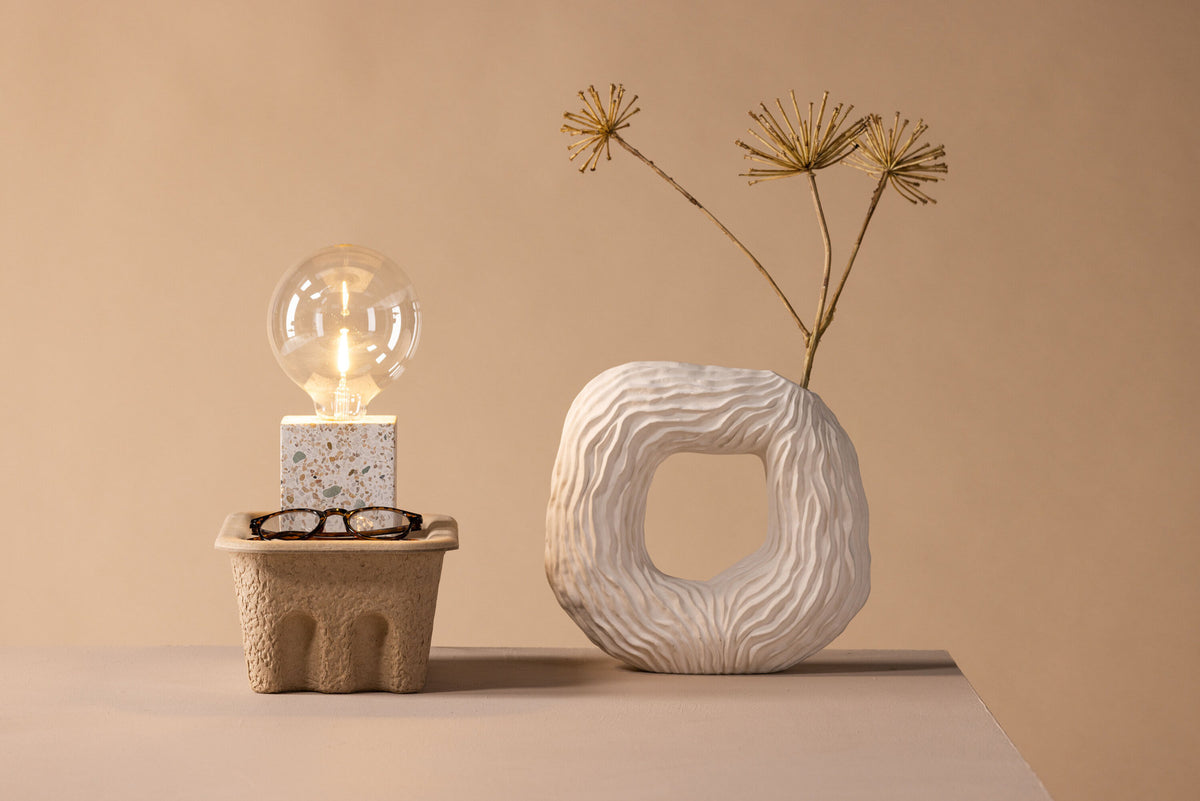 Rilche Tischleuchte in Grau präsentiert im Onlineshop von KAQTU Design AG. Tischleuchte ist von Venture Home