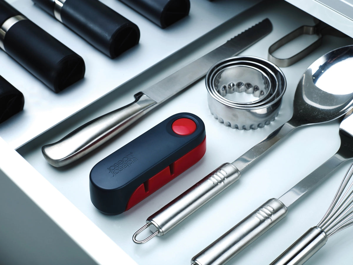 Rota Messerschärfer rot grau in Rot präsentiert im Onlineshop von KAQTU Design AG. Küchenmesser ist von Joseph Joseph