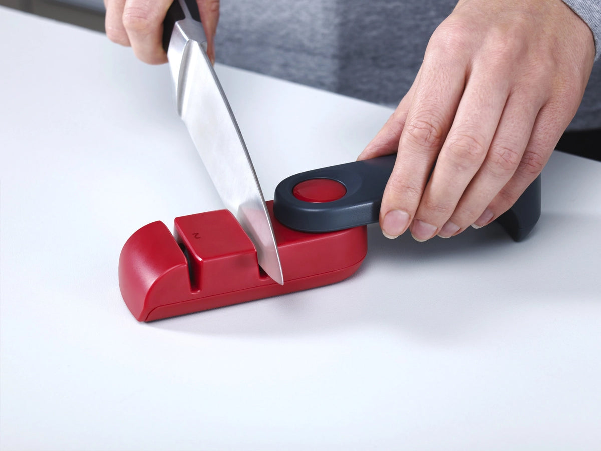 Rota Messerschärfer rot grau in Rot präsentiert im Onlineshop von KAQTU Design AG. Küchenmesser ist von Joseph Joseph