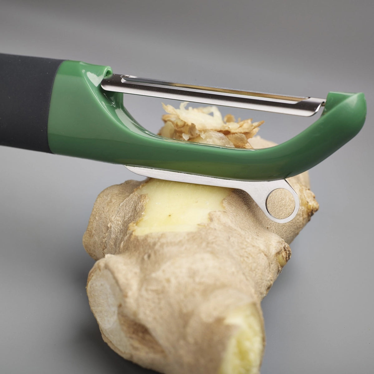 MultiPeel Schäler, dunkelgrün, 3.5x17.2 cm in Grün präsentiert im Onlineshop von KAQTU Design AG. Küchenhelfer ist von Joseph Joseph