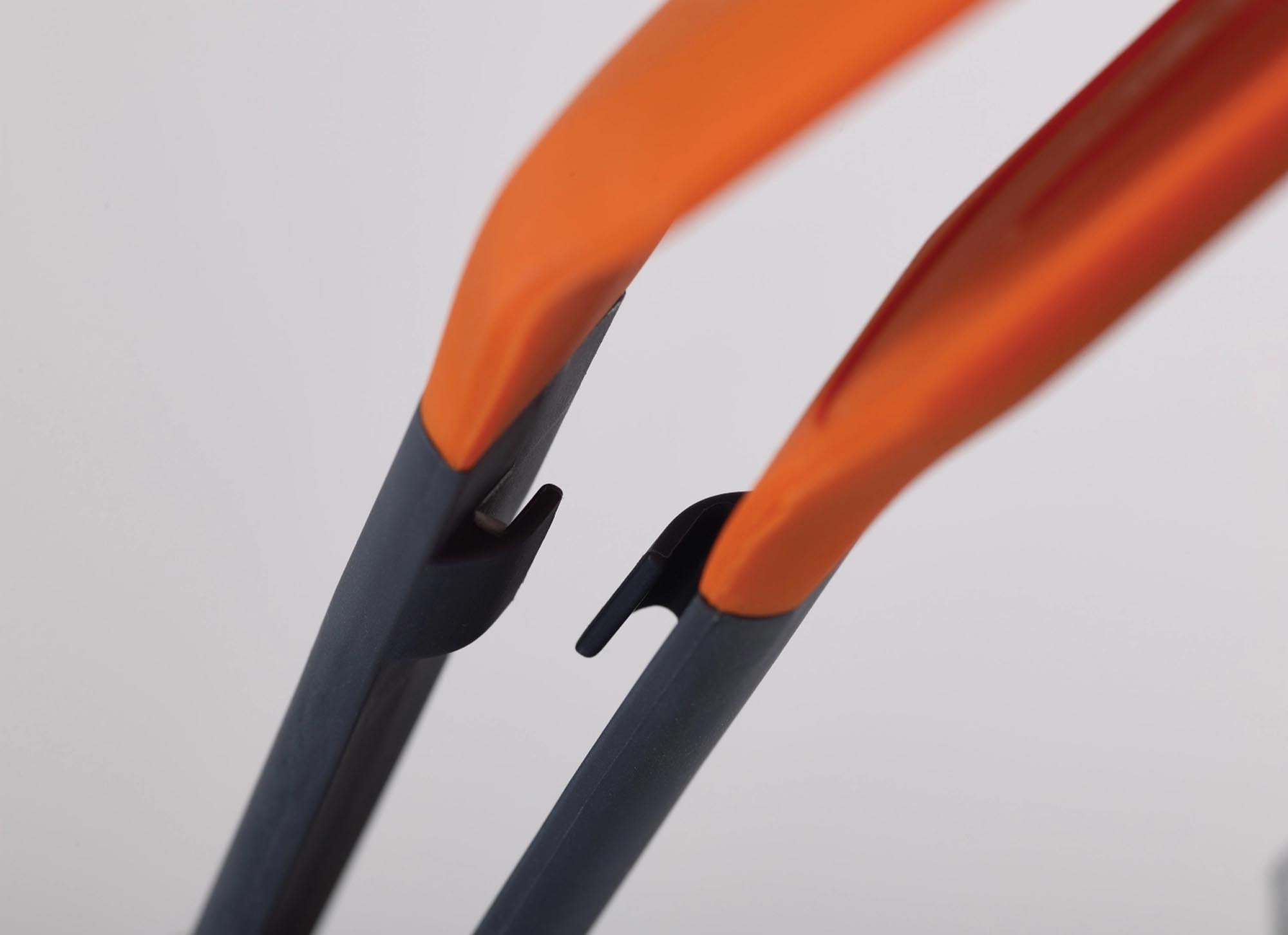 Die Joseph Joseph Wender Zange in grau-orange ist ein praktisches Küchenwerkzeug, das durch ergonomisches Design und hitzebeständige Materialien überzeugt. Perfekt für müheloses Wenden!