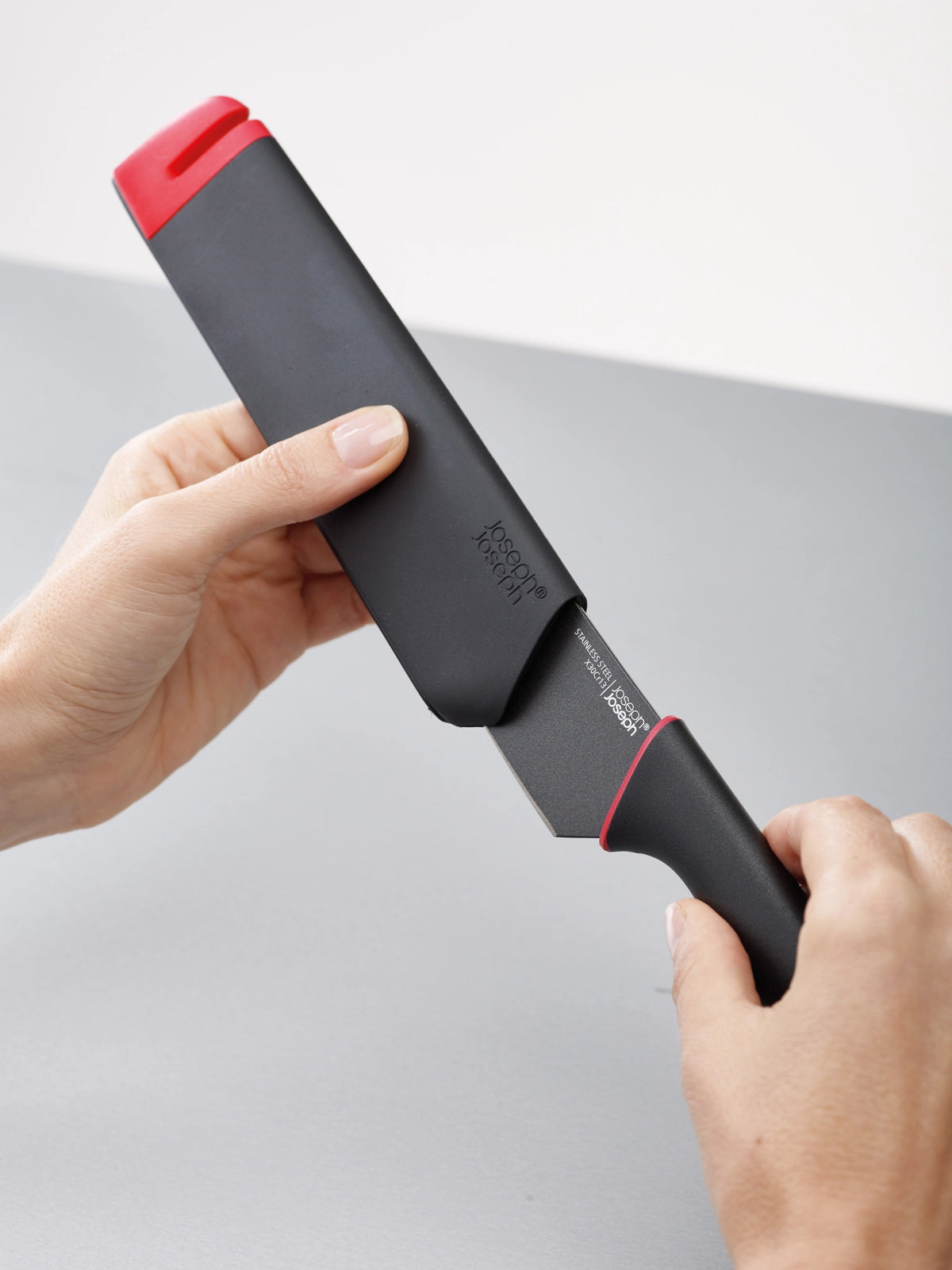 2er Set Slice Sharpen Rüst- u.Kochm. m. Schärfer, Rot grau in Rot präsentiert im Onlineshop von KAQTU Design AG. Küchenmesser ist von Joseph Joseph