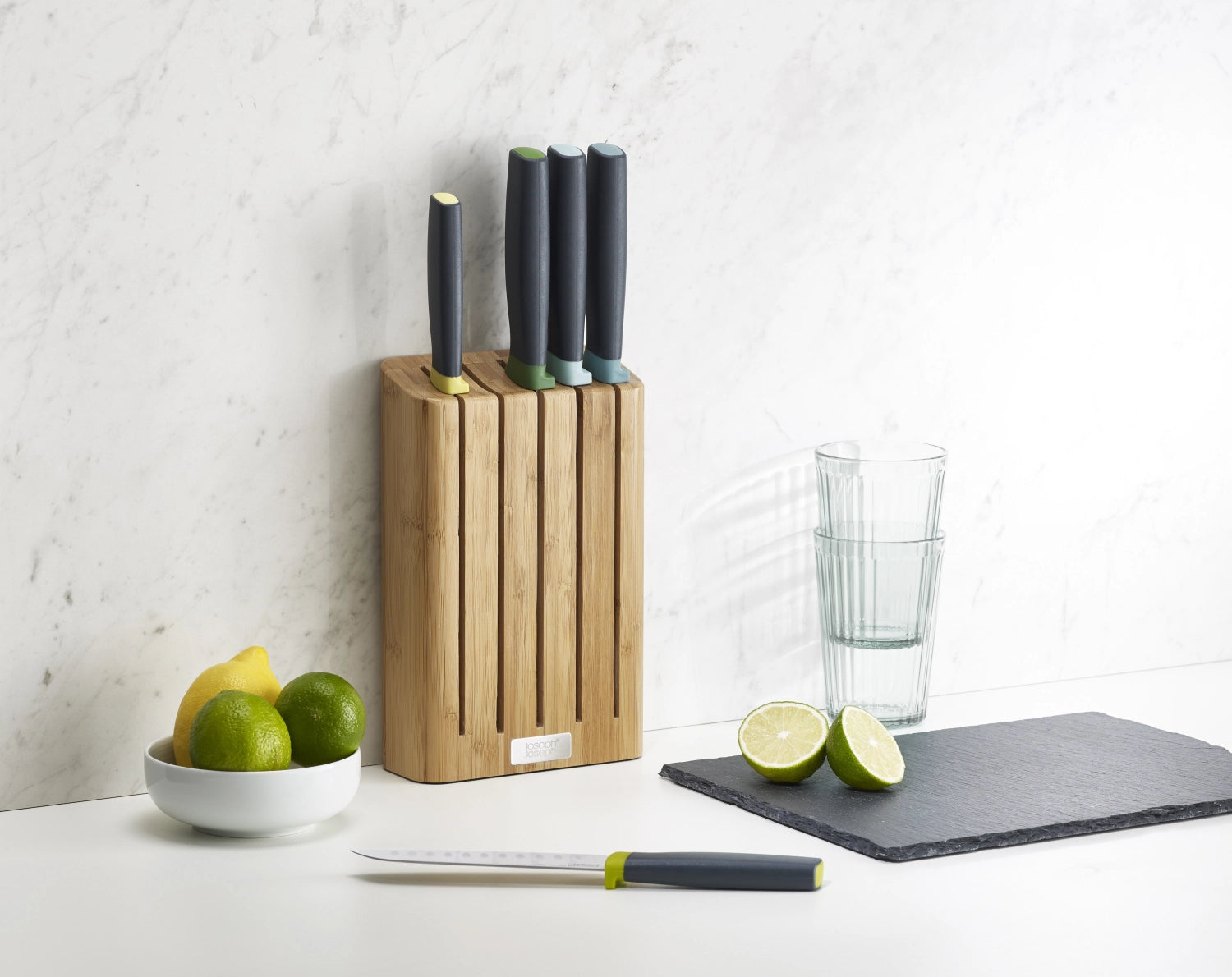 Eleganter Elevate Messerblock von Joseph Joseph, 5-teilig aus Bambus, ideal für die moderne Küche, Maße: 35.5x14.9x6.1cm.