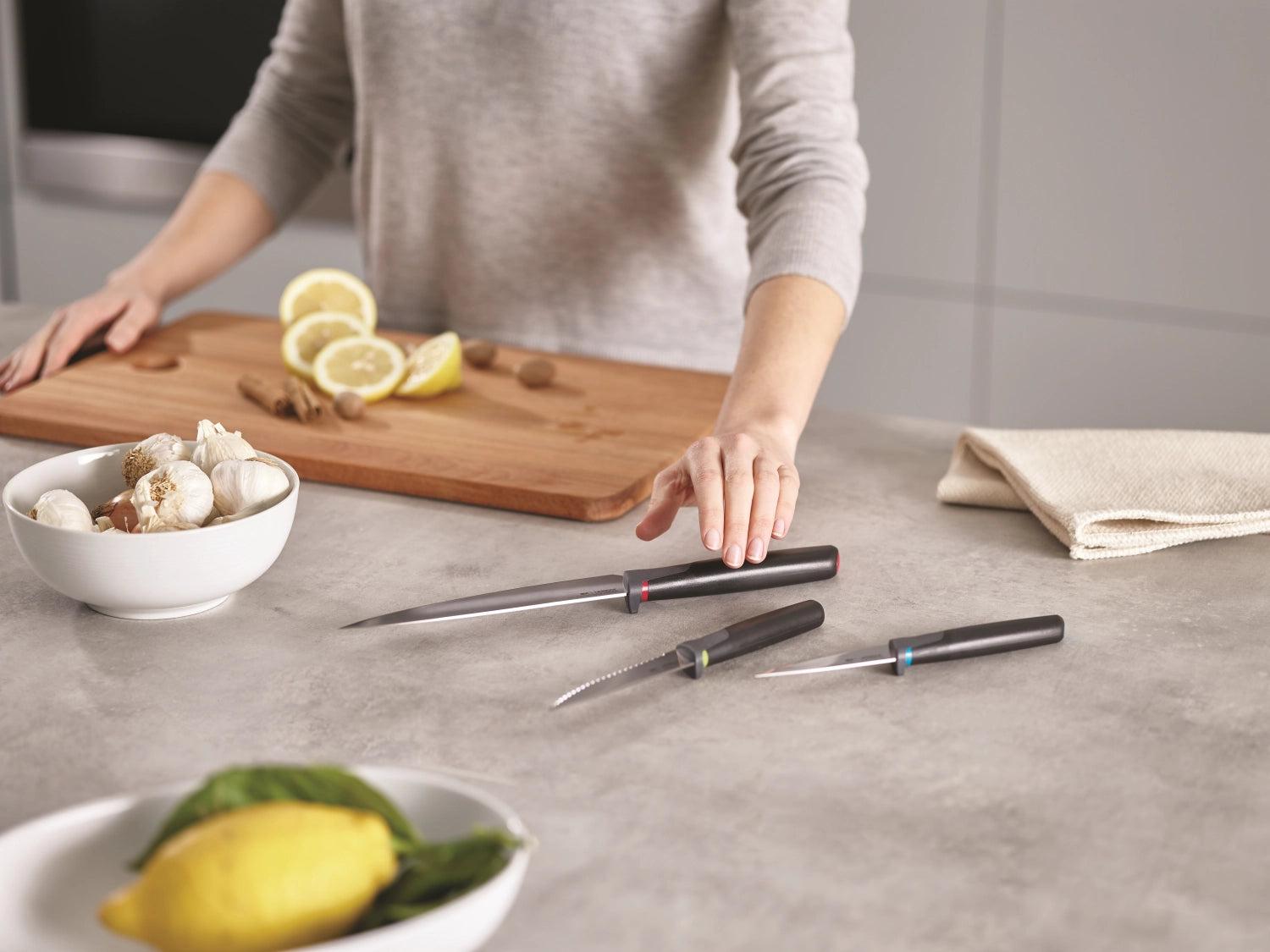 Das Joseph Joseph Elevate Messerset, 3-teilig, kombiniert platzsparendes Design mit innovativer und hygienischer Funktionalität.
