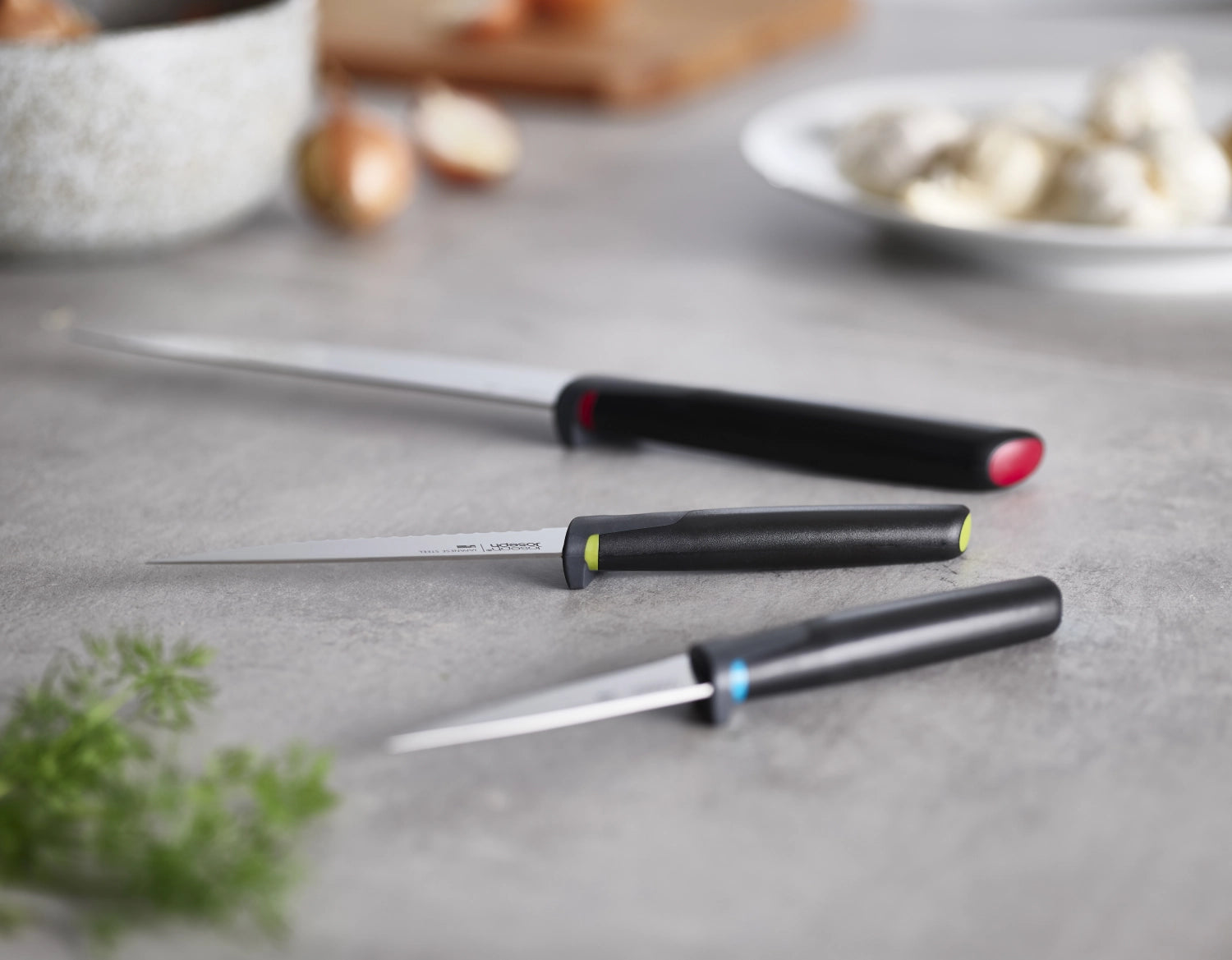 Das 3-teilige Joseph Joseph Elevate Messerset bietet innovative Funktionalität und ein platzsparendes, hygienisches Design.