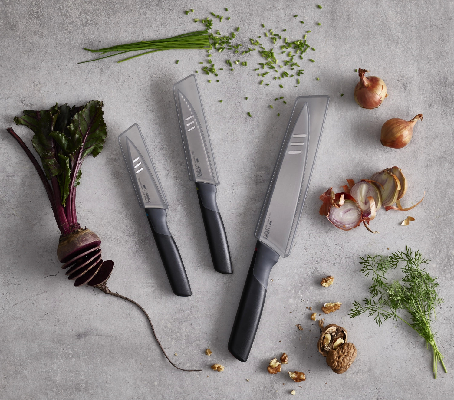 Das Joseph Joseph Elevate Messerset, 3-teilig, kombiniert modernes Design mit praktischer Funktionalität und hygienischer Handhabung.