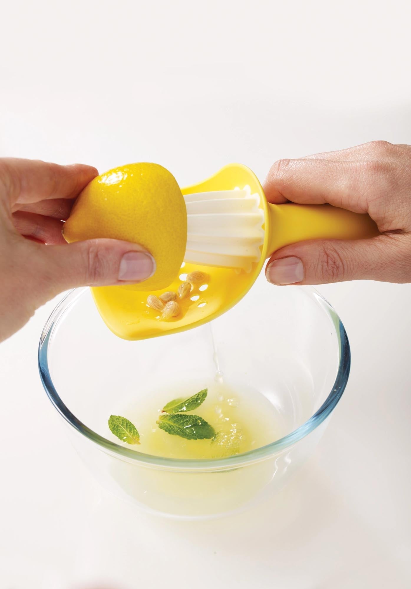Praktische gelbe Zitruspresse von Joseph Joseph, ideal für frische Säfte.