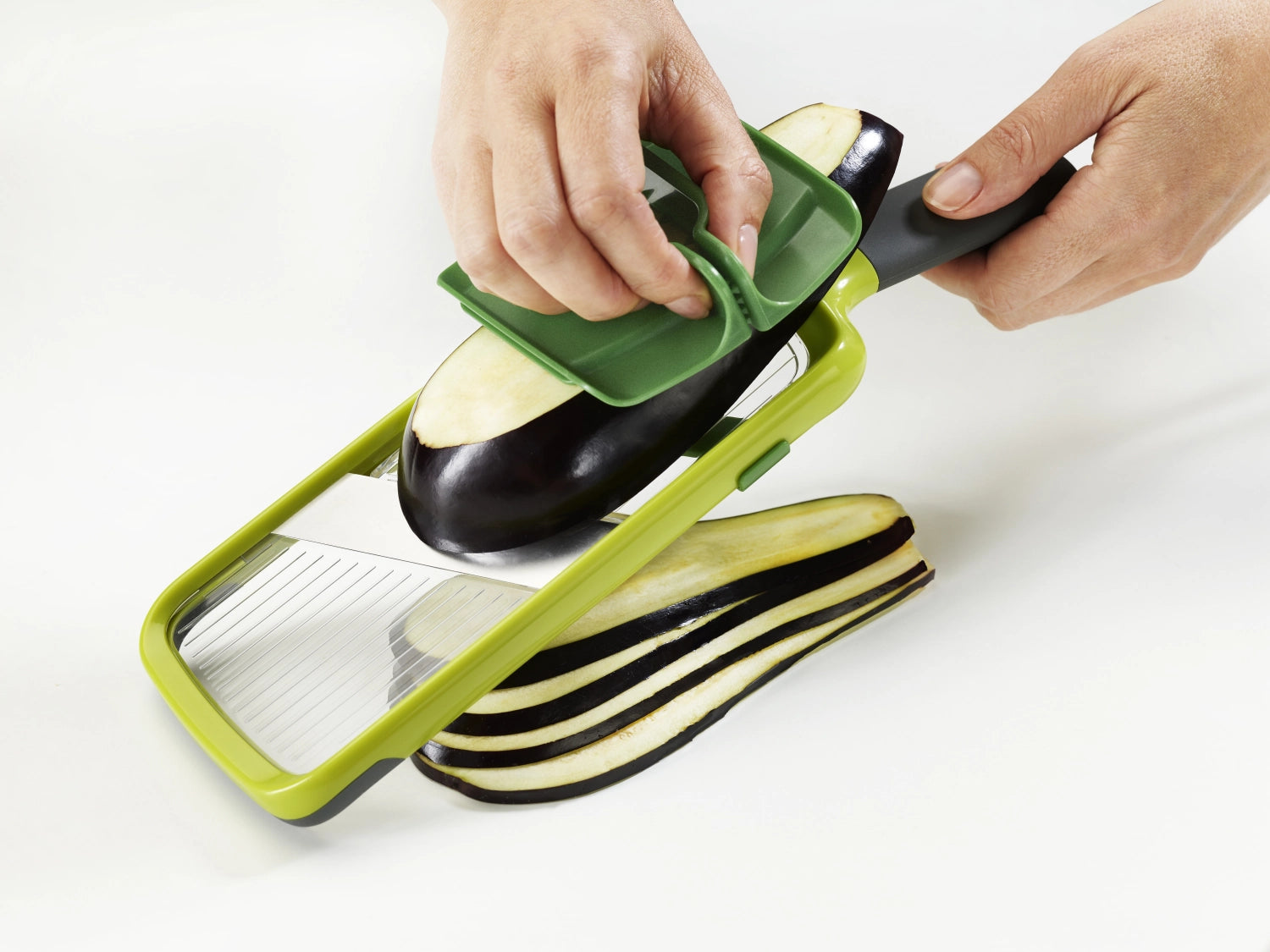 Mandoline mit Multi-Grip und sicherem Lebensmittelhalter, perfekt für präzises Schneiden. Stilvolles Design in Grün von Joseph Joseph.