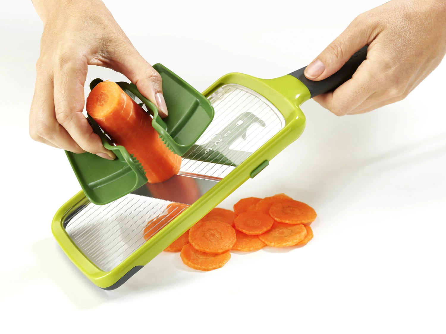 Vielseitige Mandoline mit sicherem Griff und präzisem Schneidemechanismus. Modernes Design in Grün von Joseph Joseph.