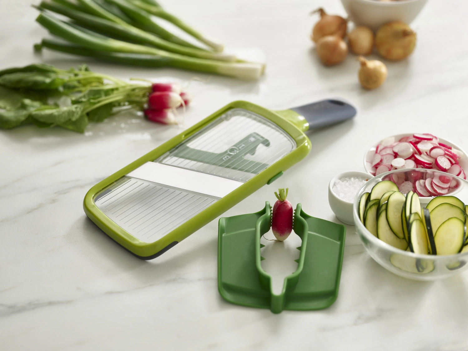 Mandoline mit innovativem Multi-Grip-Design, präziser Schneidetechnik und modernem grünen Stil von Joseph Joseph.