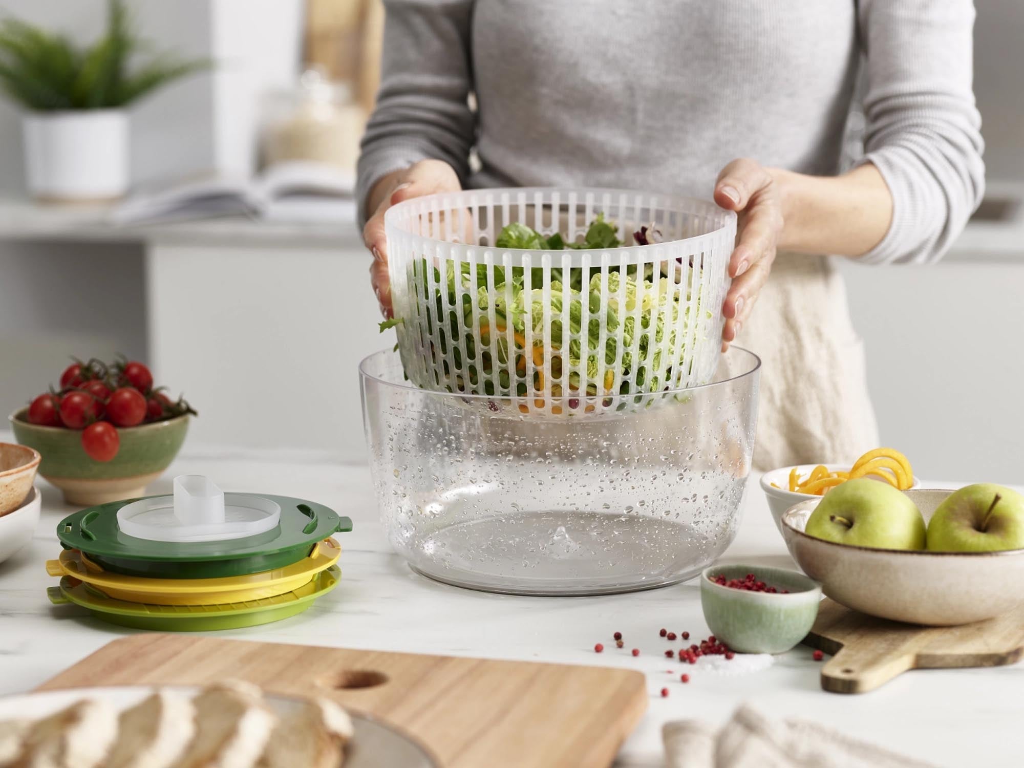 Praktisches Salatset von Joseph Joseph für bunte, frische Zubereitung.