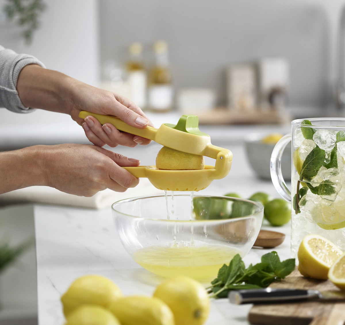 JuiceMax Zweifach-Zitronenpresse in Gelb präsentiert im Onlineshop von KAQTU Design AG. Küchenhelfer ist von Joseph Joseph