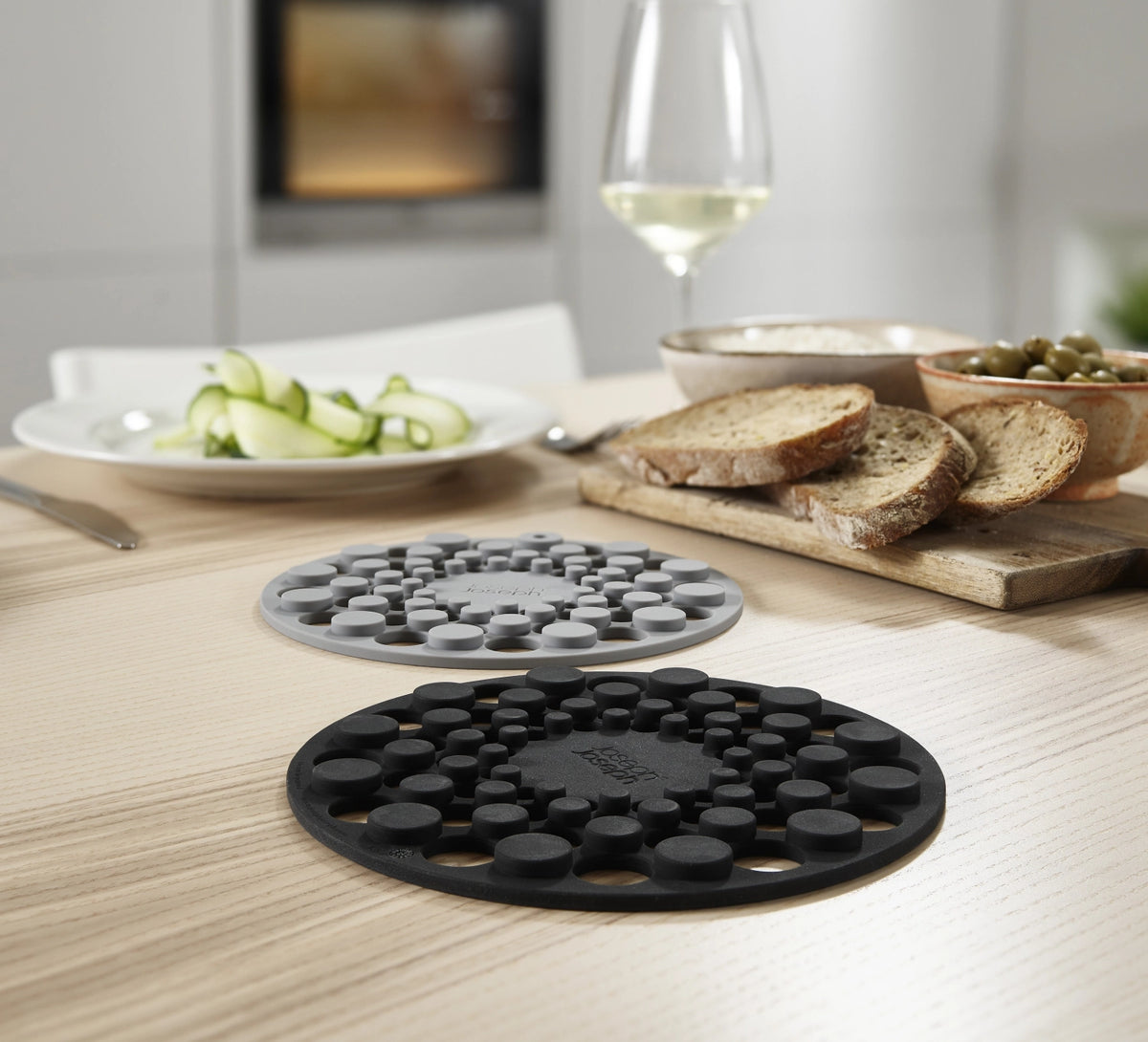 2er Set Spot-On Silikonuntersetzer in Grau präsentiert im Onlineshop von KAQTU Design AG. Tischset ist von Joseph Joseph