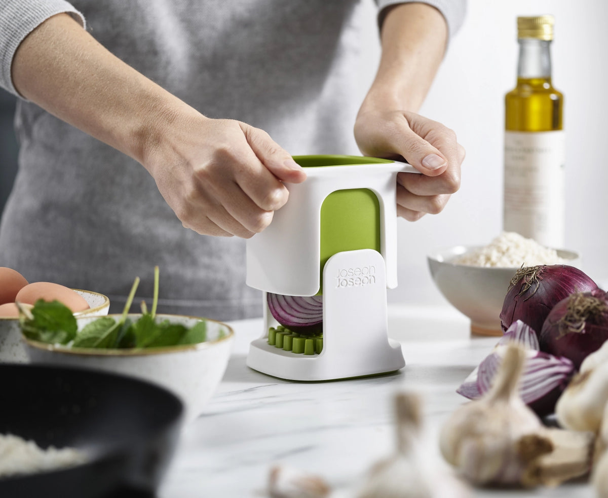 ChopCup Gemüsehacker in Grün präsentiert im Onlineshop von KAQTU Design AG. Küchenhelfer ist von Joseph Joseph