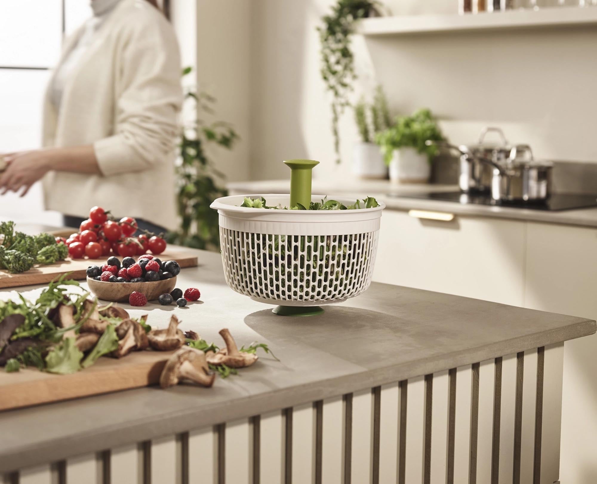 Das Spindola Salat-Schleudersieb von Joseph Joseph ist ideal für frische Salate. Kompakt, robust und leicht zu reinigen – ein Must-Have für jede Küche!