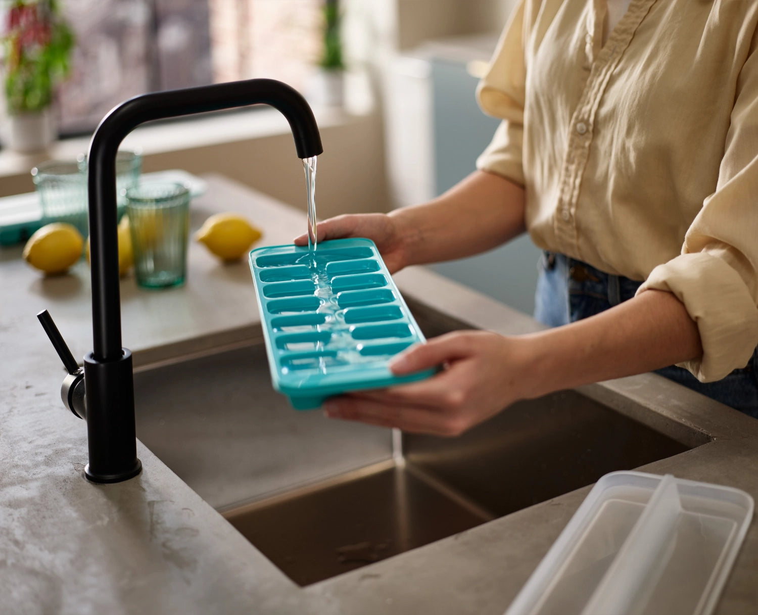 Flow Easy-fill Eiswürfelbehälter von Joseph Joseph: innovativer Eiswürfelspender für einfaches Befüllen und perfekte Eiswürfel für erfrischende Drinks.