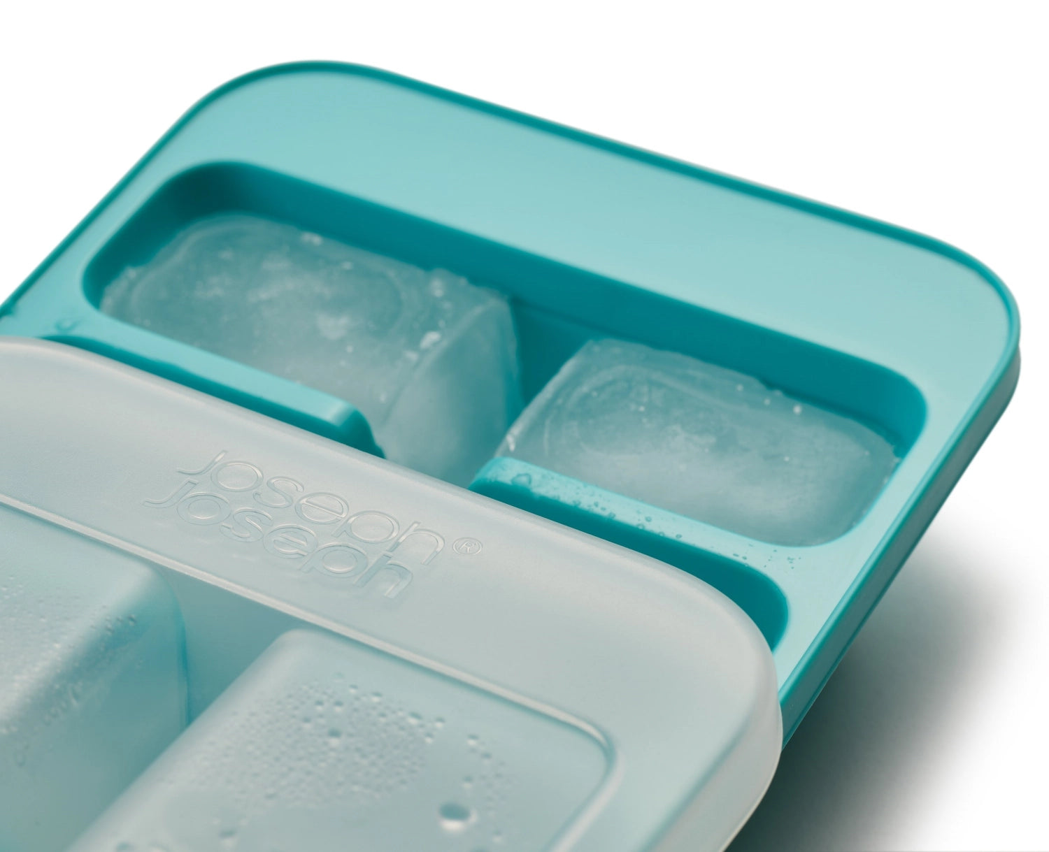 Praktisches 2er Set Eiswürfelbehälter von Joseph Joseph mit cleverem Easy-fill-System für einfaches Befüllen und sauberes Einfrieren.