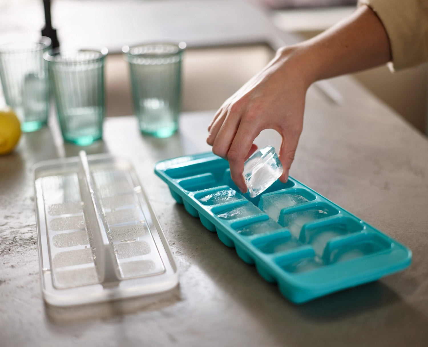 Praktisches 2er Set Eiswürfelbehälter von Joseph Joseph mit cleverem Easy-fill-System für einfaches Befüllen und sauberes Einfrieren.
