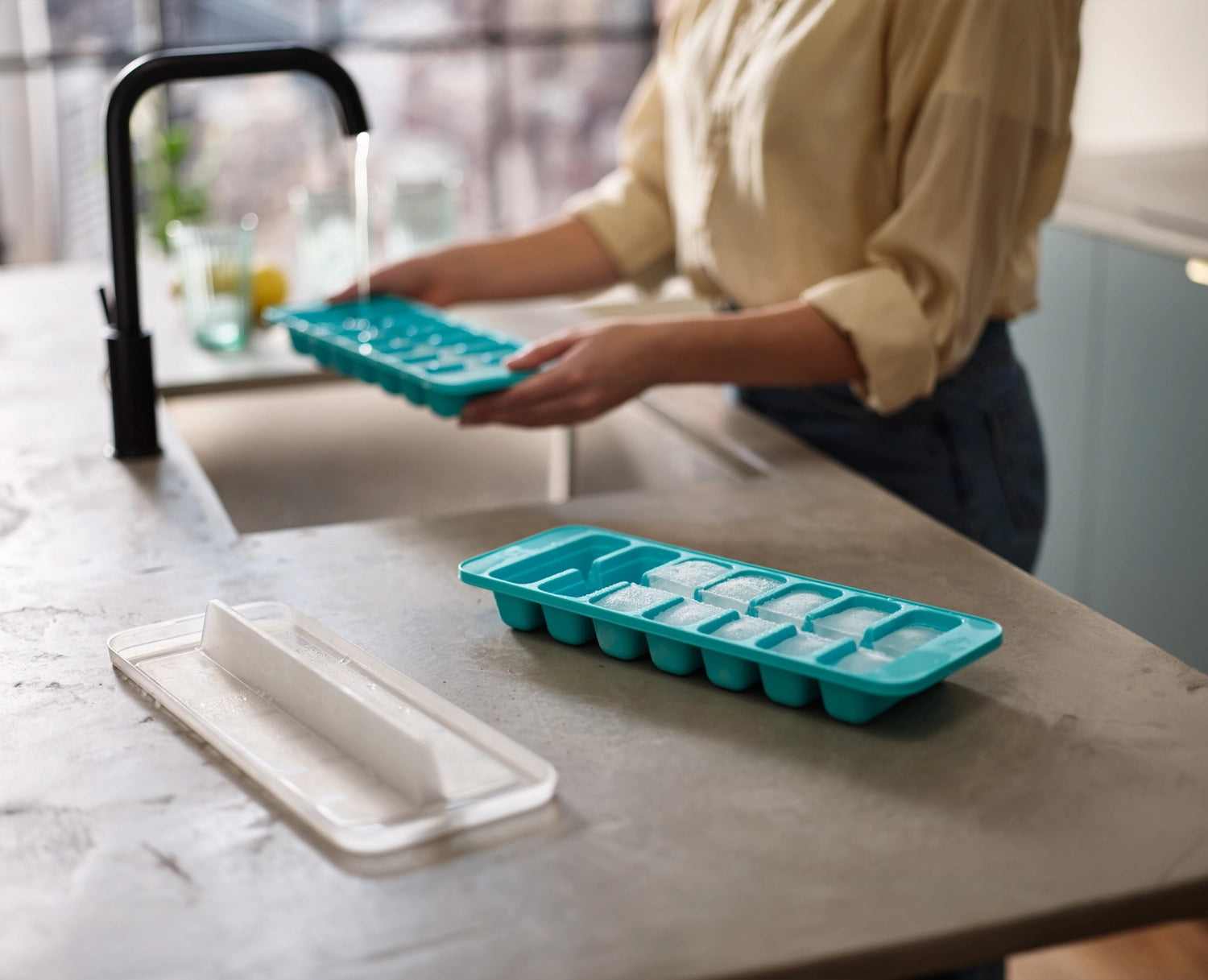 2er Set Eiswürfelformen von Joseph Joseph mit innovativem Easy-fill-Design für müheloses Befüllen und tropffreies Einfrieren.