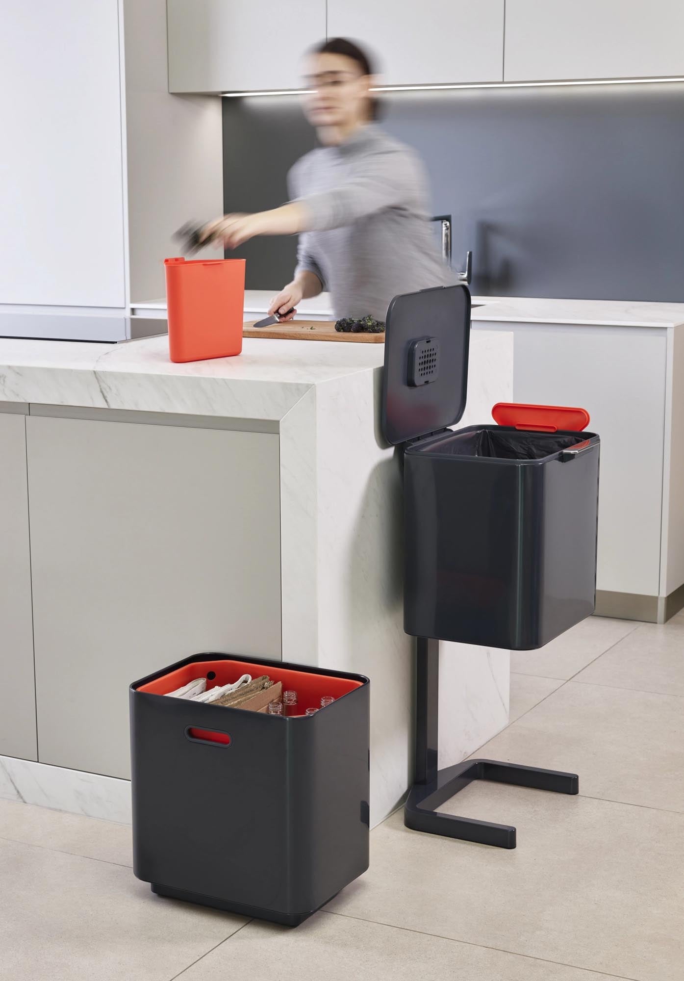 Eleganter 60L Abfalltrenner in Graphit mit cleveren Trennsystemen.