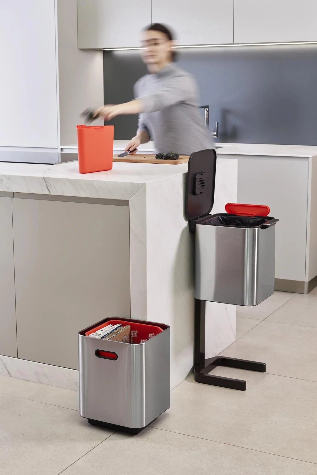 Stilvoller 40L Edelstahl-Abfalltrenner von Joseph Joseph für Küchen.