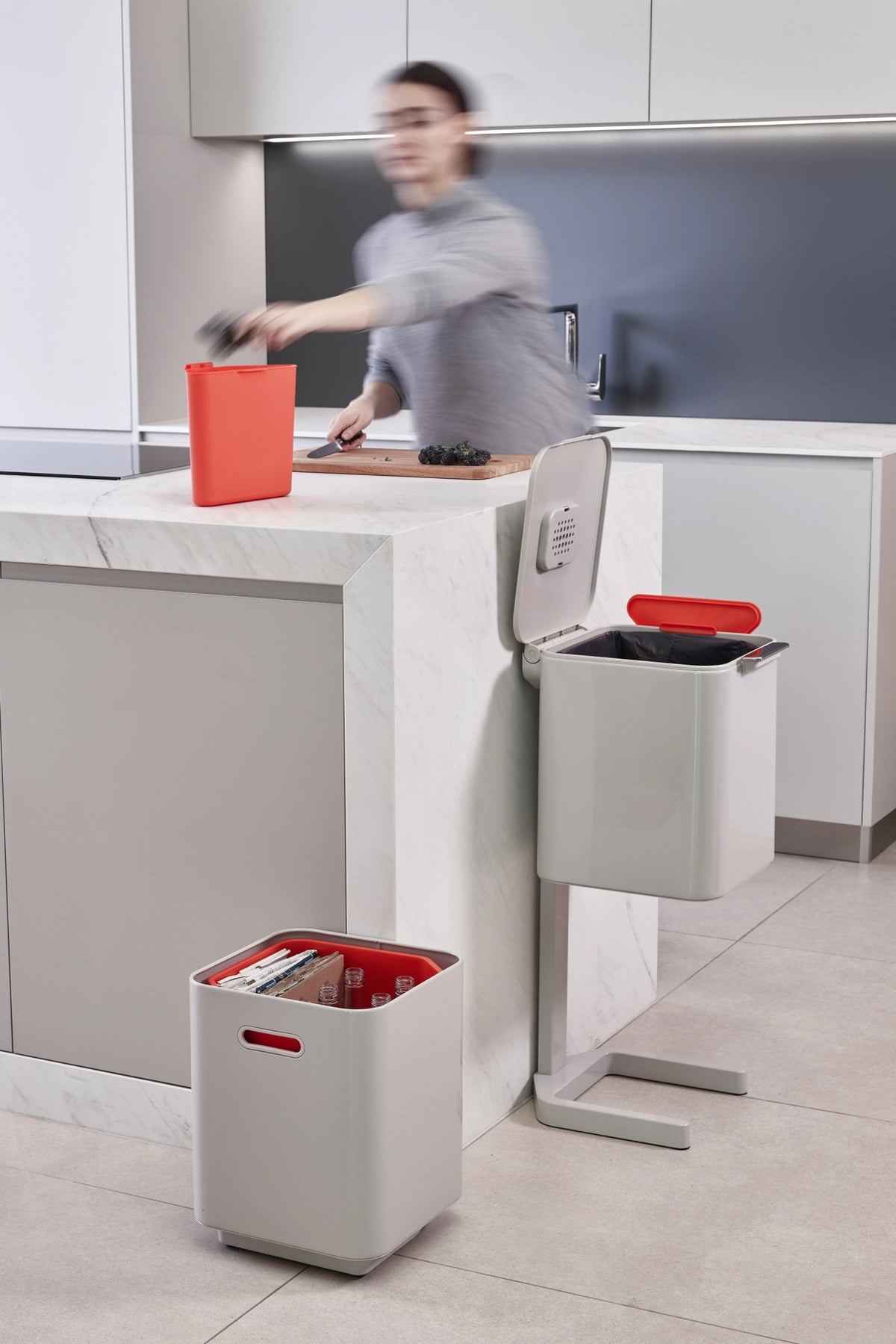Totem Compact 40L mit Seperationen, stone in Silber präsentiert im Onlineshop von KAQTU Design AG. Mülleimer ist von Joseph Joseph